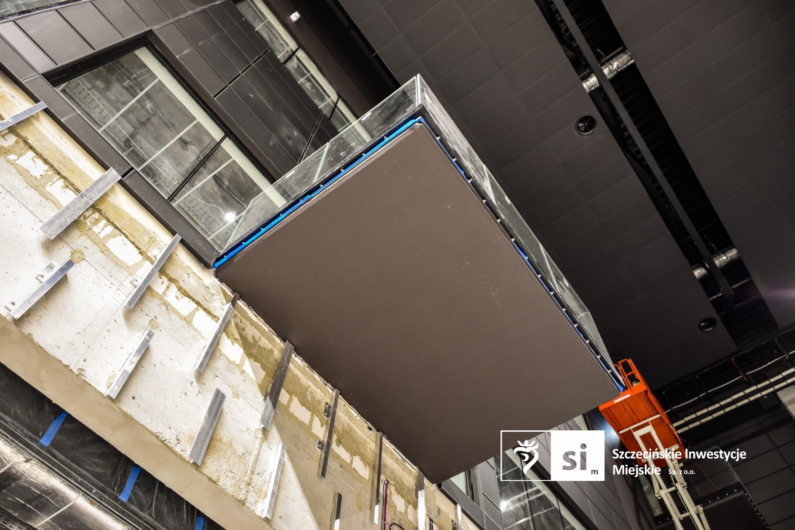 Na budowie Szczecińskiego Domu Sportu montowane są krzesełka na trybunach, a w hali basenowej trwa instalacja przegrody basenowej.