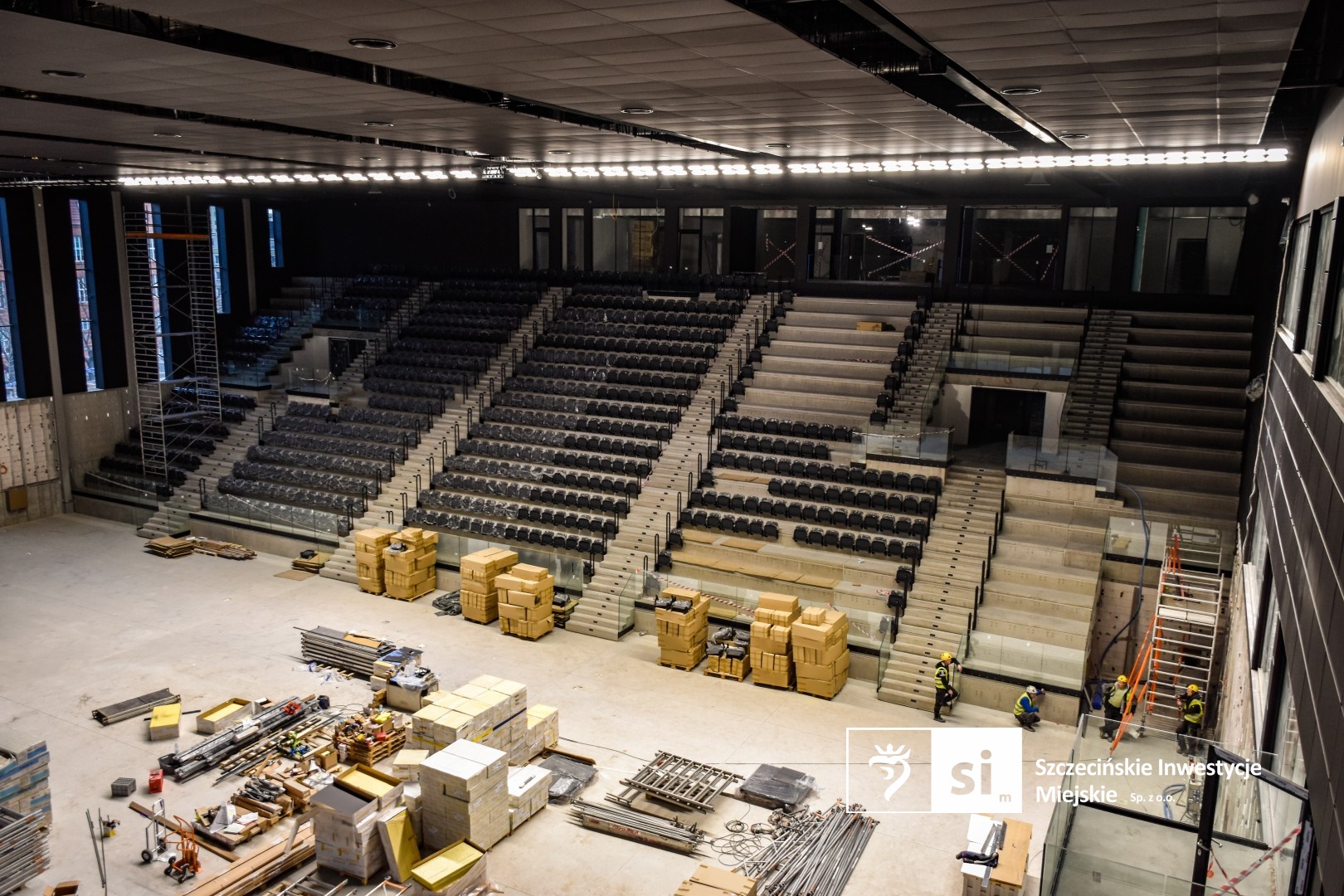 Na budowie Szczecińskiego Domu Sportu montowane są krzesełka na trybunach, a w hali basenowej trwa instalacja przegrody basenowej.