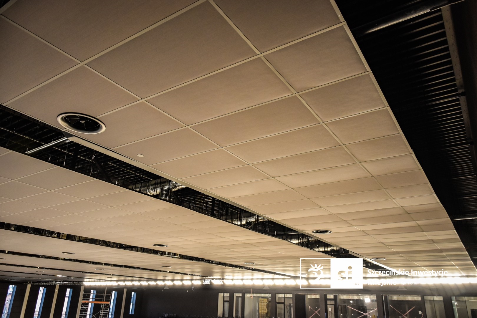 Na budowie Szczecińskiego Domu Sportu montowane są krzesełka na trybunach, a w hali basenowej trwa instalacja przegrody basenowej.