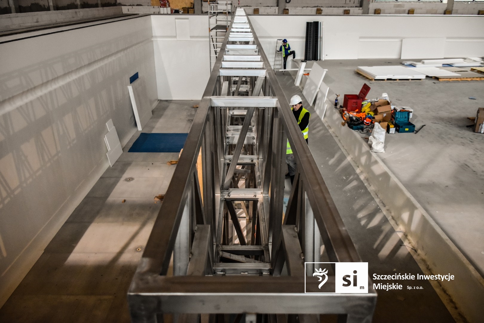 Na budowie Szczecińskiego Domu Sportu montowane są krzesełka na trybunach, a w hali basenowej trwa instalacja przegrody basenowej.