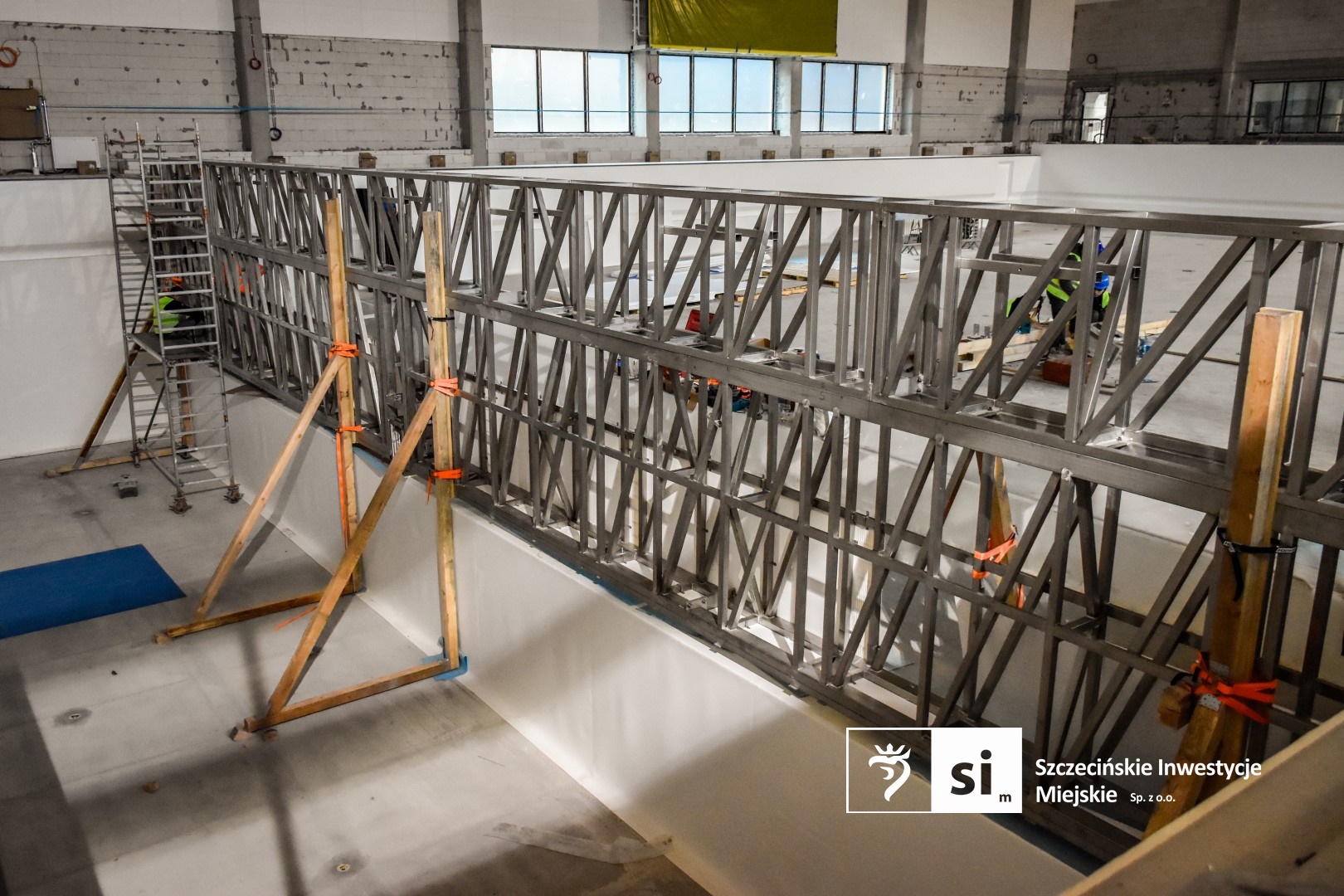 Na budowie Szczecińskiego Domu Sportu montowane są krzesełka na trybunach, a w hali basenowej trwa instalacja przegrody basenowej.