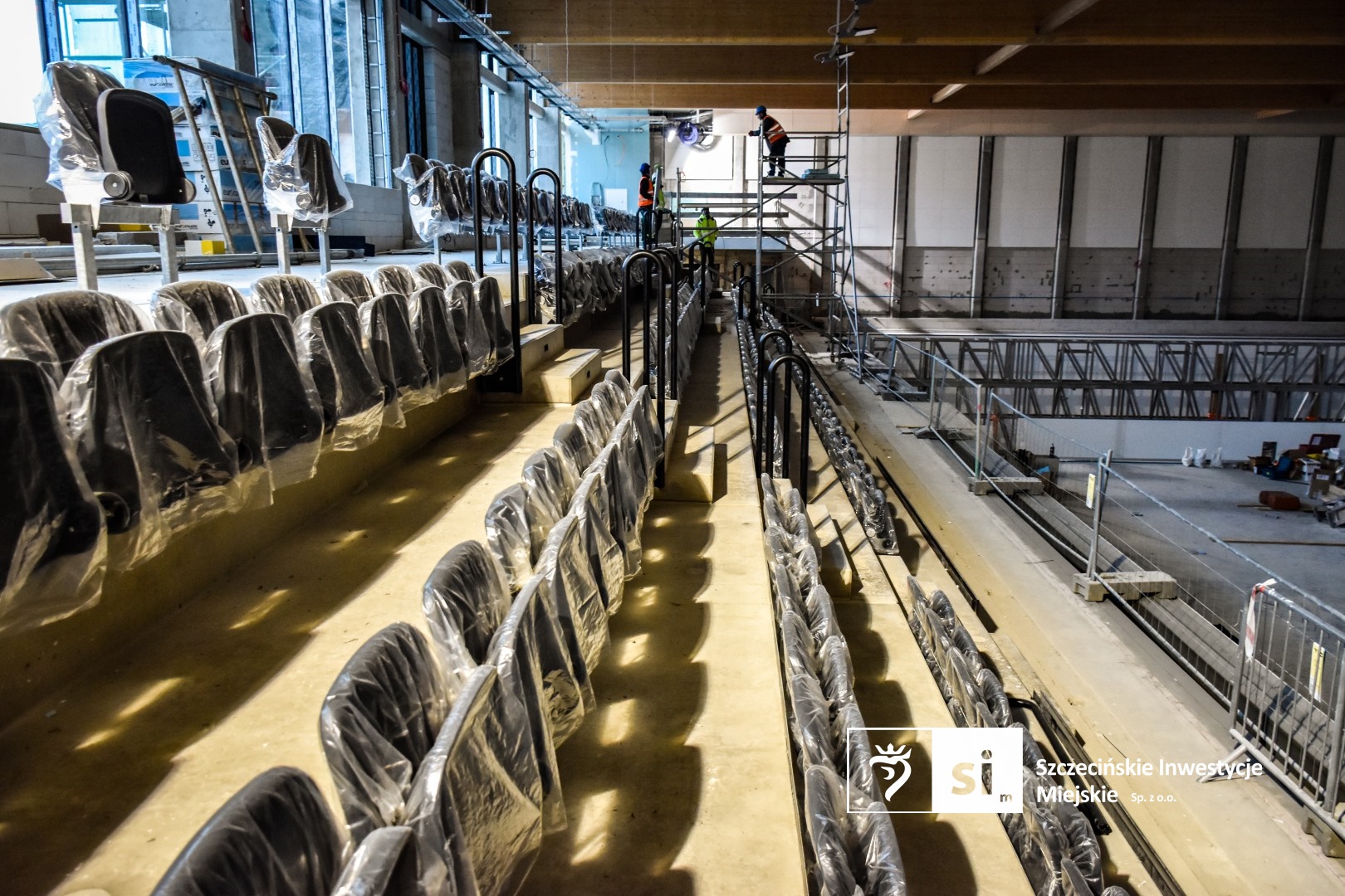 Na budowie Szczecińskiego Domu Sportu montowane są krzesełka na trybunach, a w hali basenowej trwa instalacja przegrody basenowej.