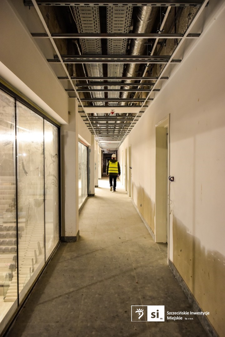 Na budowie Szczecińskiego Domu Sportu montowane są krzesełka na trybunach, a w hali basenowej trwa instalacja przegrody basenowej.