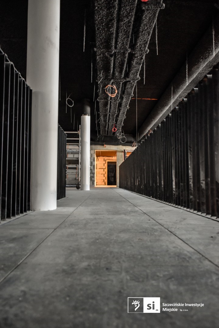 Na budowie Szczecińskiego Domu Sportu montowane są krzesełka na trybunach, a w hali basenowej trwa instalacja przegrody basenowej.