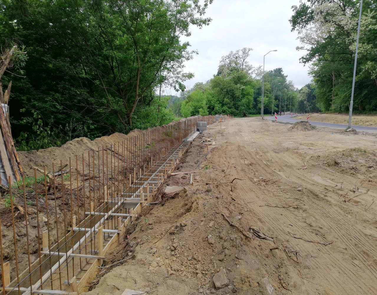 1. budowa muru oporowego w rejonie pętli tramwajowej „Las Arkoński”.png