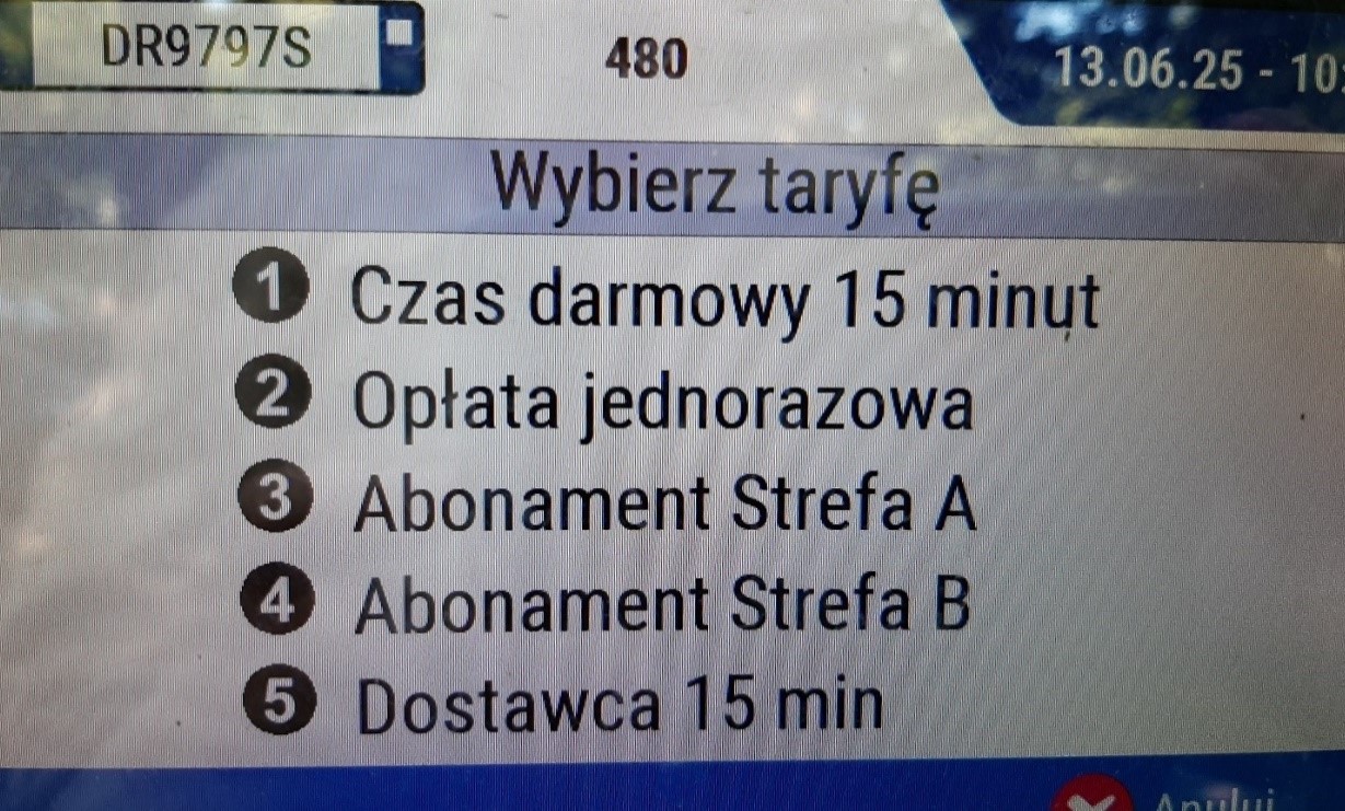 Aby bilet z parkomatu SPP wydrukować, należy wpisać numer rejestracyjny i z listy taryf wybrać pozycję nr 5 „Dostawca 15 min” (w parkomacie ŚSPP pozycja nr 3).