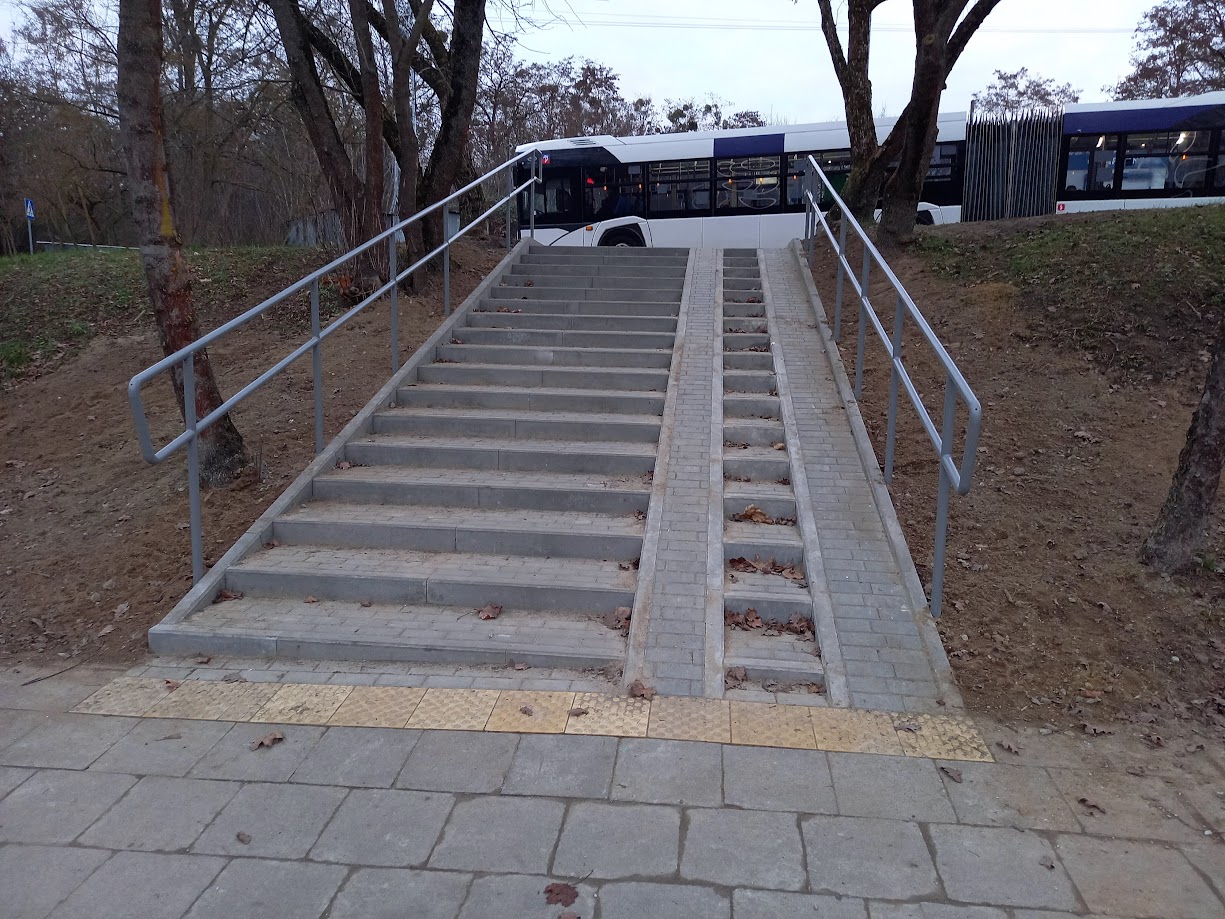 Wyremontowane schody pomiędzy ul. Wiśniowy Sad i Wiosny Ludów.