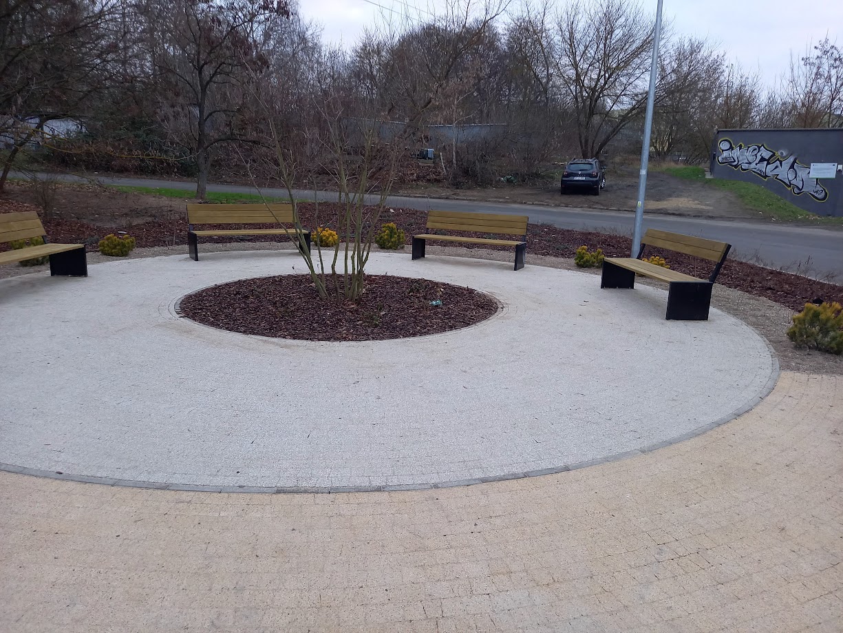 W ramach projektu powstał nie tylko skwer, z ławeczkami i zielenią.