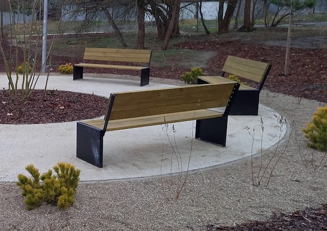 W ramach projektu powstał nie tylko skwer, z ławeczkami i zielenią.