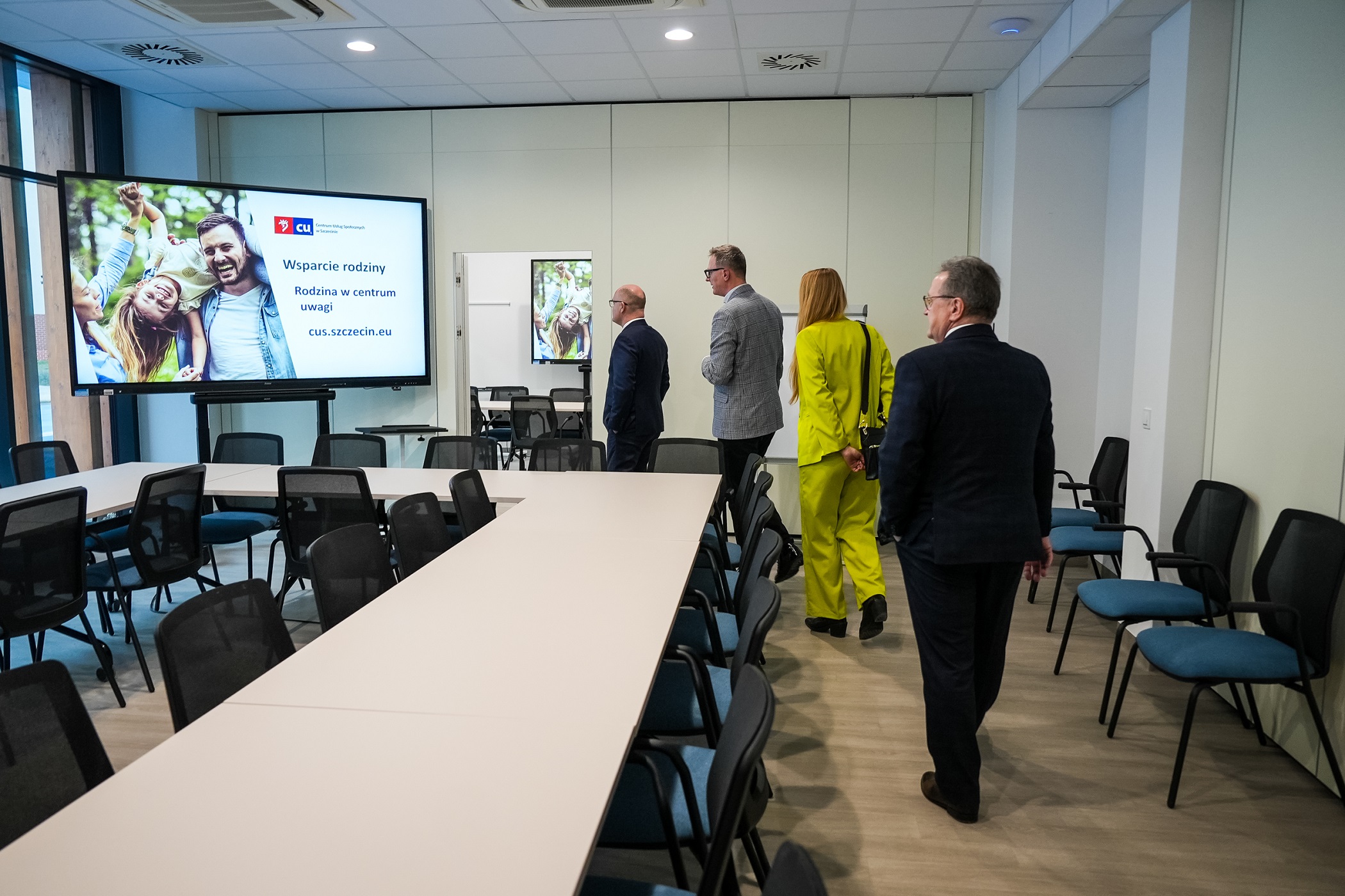 Oficjalne otwarcie Salonu Usług Społecznych z udziałem Piotra Krzystka, prezydenta Szczecina.