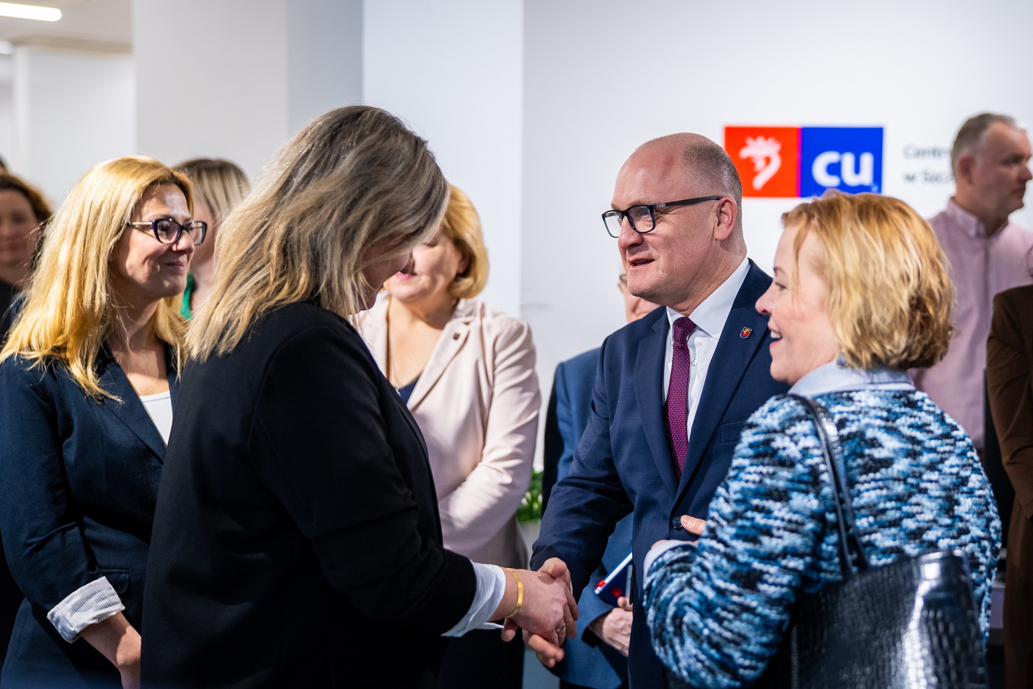 Oficjalne otwarcie Salonu Usług Społecznych z udziałem Piotra Krzystka, prezydenta Szczecina.