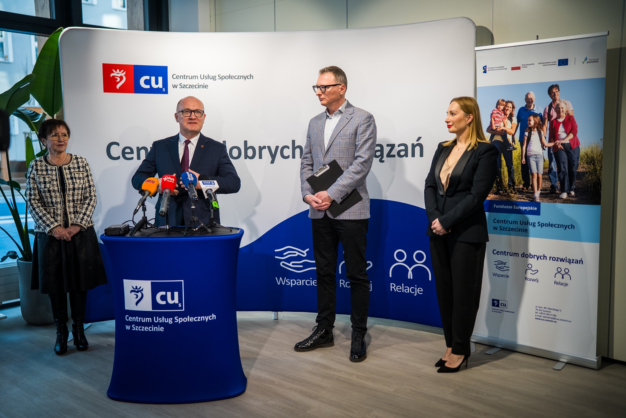 Oficjalne otwarcie Salonu Usług Społecznych z udziałem Piotra Krzystka, prezydenta Szczecina.