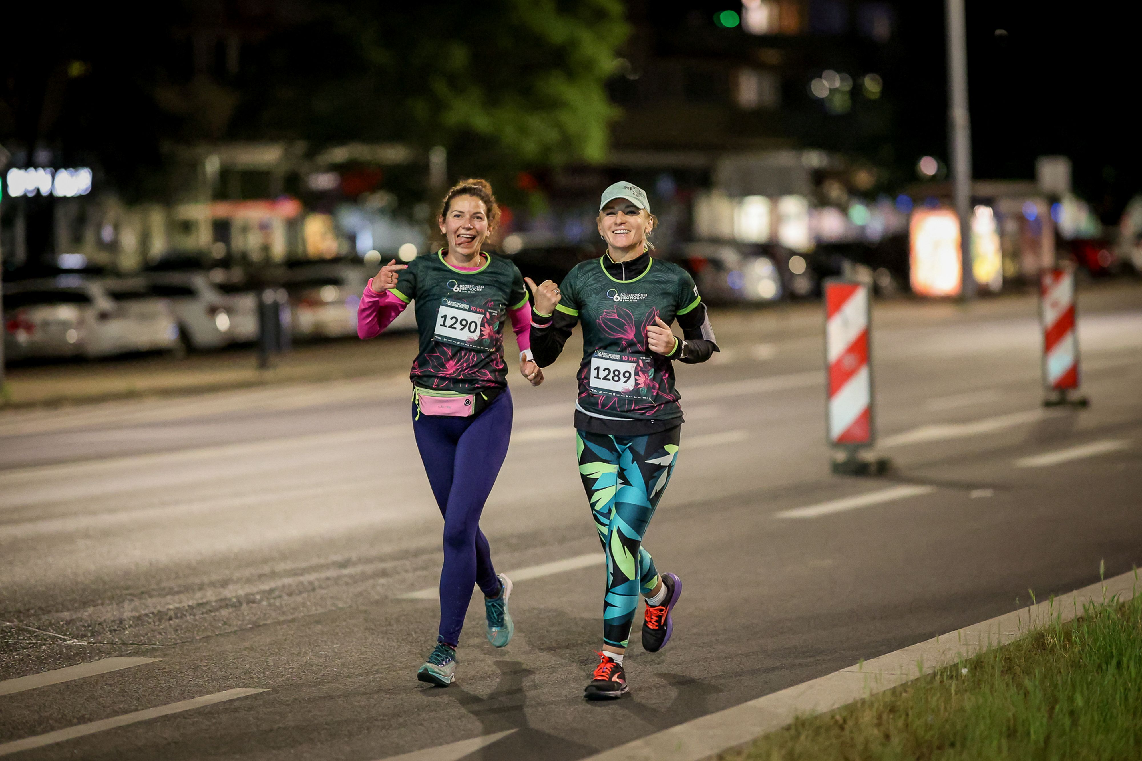 Biegacze na ulicach Szczecina podczas nocnych zawodów. Biegacze na ulicach Szczecina podczas nocnych zawodów.
