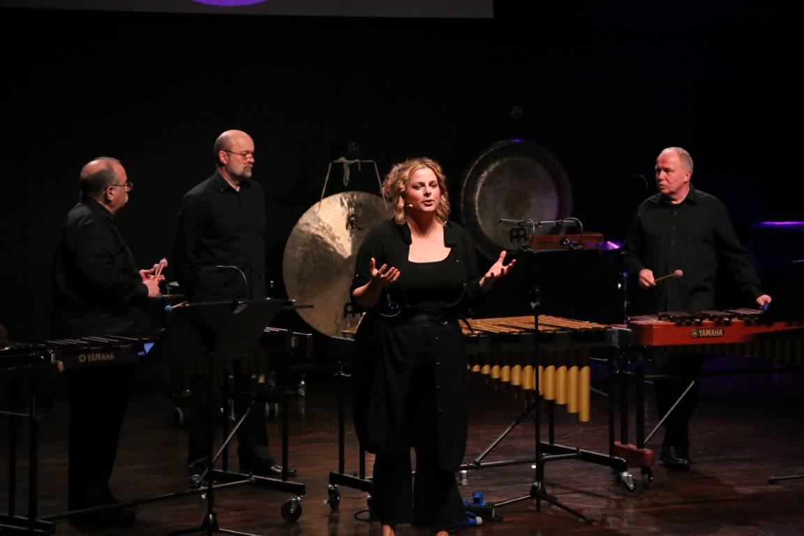 Cykl Donuta na tropie to koncerty kameralne zaprojektowane specjalnie dla najmłodszych słuchaczy w wieku przedszkolnym i wczesnoszkolnym.