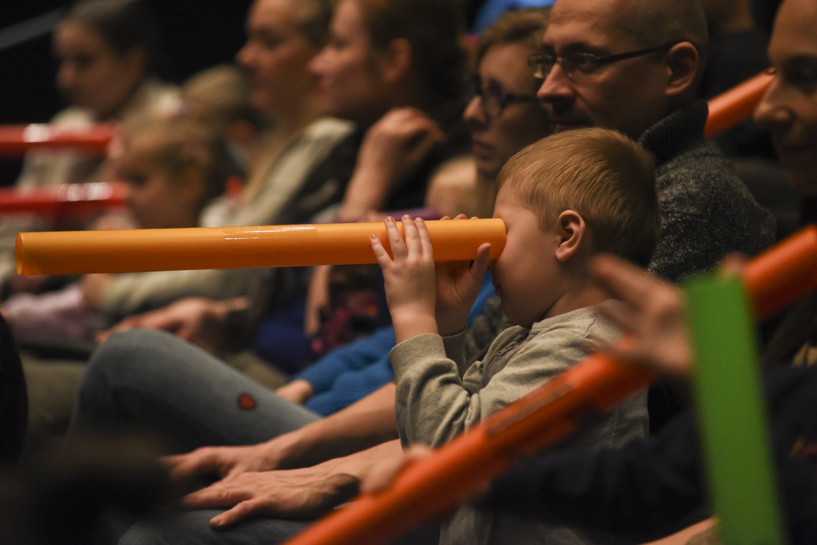Cykl Donuta na tropie to koncerty kameralne zaprojektowane specjalnie dla najmłodszych słuchaczy w wieku przedszkolnym i wczesnoszkolnym.
