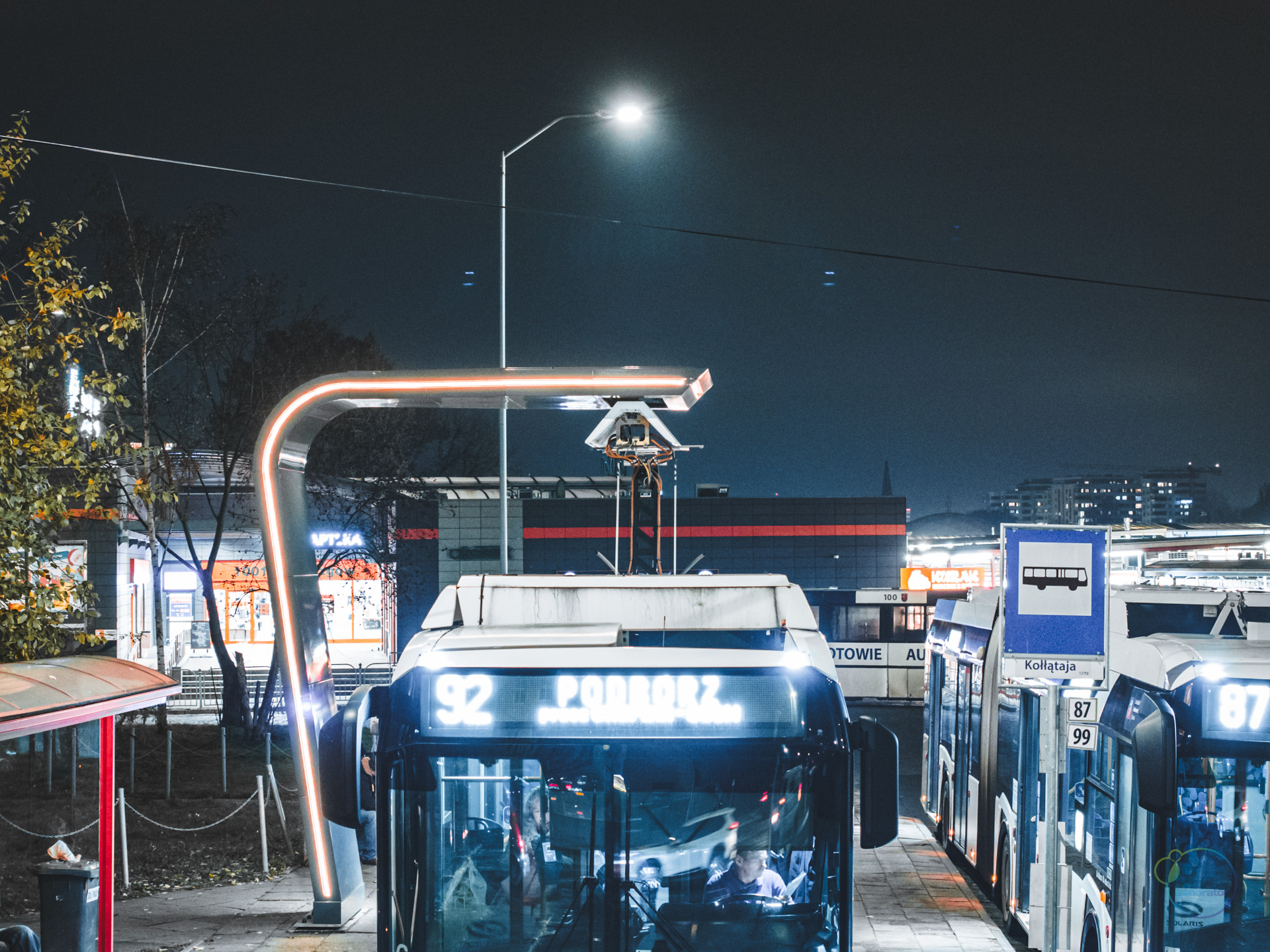 Prawie 22 tys. MWh wyprodukowanej w 2025 roku energii elektrycznej zasiliło blisko 900 punktów poboru energii należących do Zarządu Dróg i Transportu Miejskiego w całym Szczecinie Prawie 22 tys. MWh wyprodukowanej w 2025 roku energii elektrycznej zasiliło blisko 900 punktów poboru energii należących do Zarządu Dróg i Transportu Miejskiego w całym Szczecinie