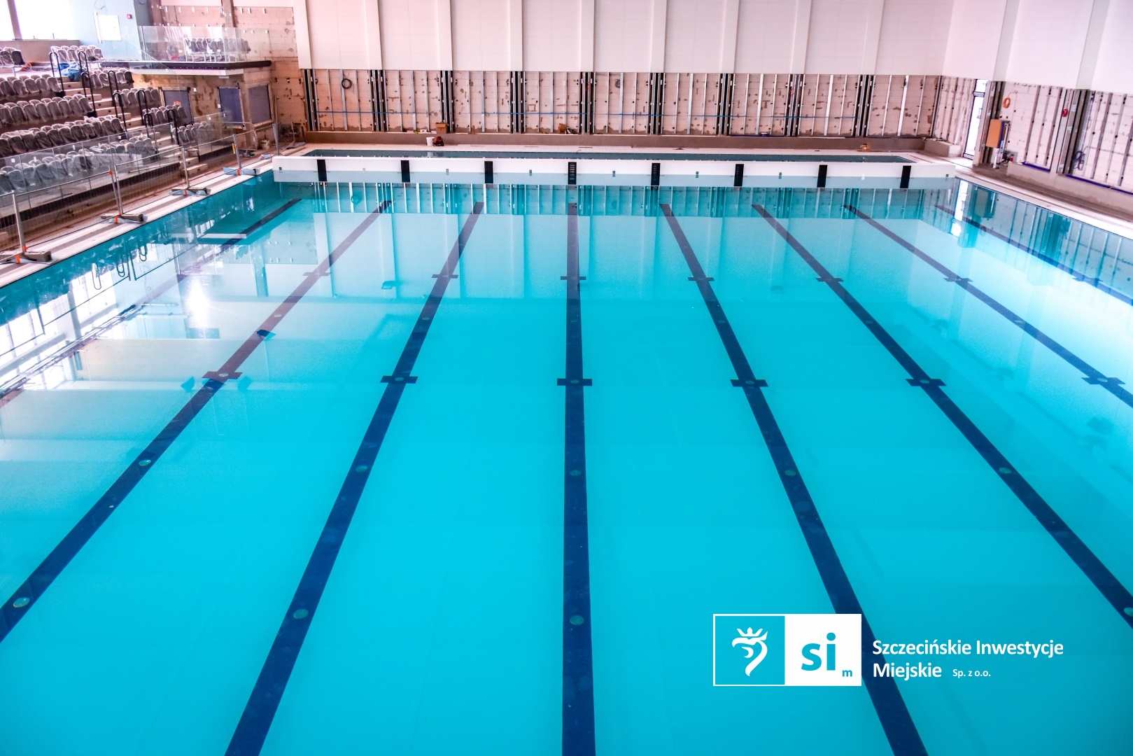 Niecka nowego, 30-metrowego basenu została po raz pierwszy napełniona wodą.