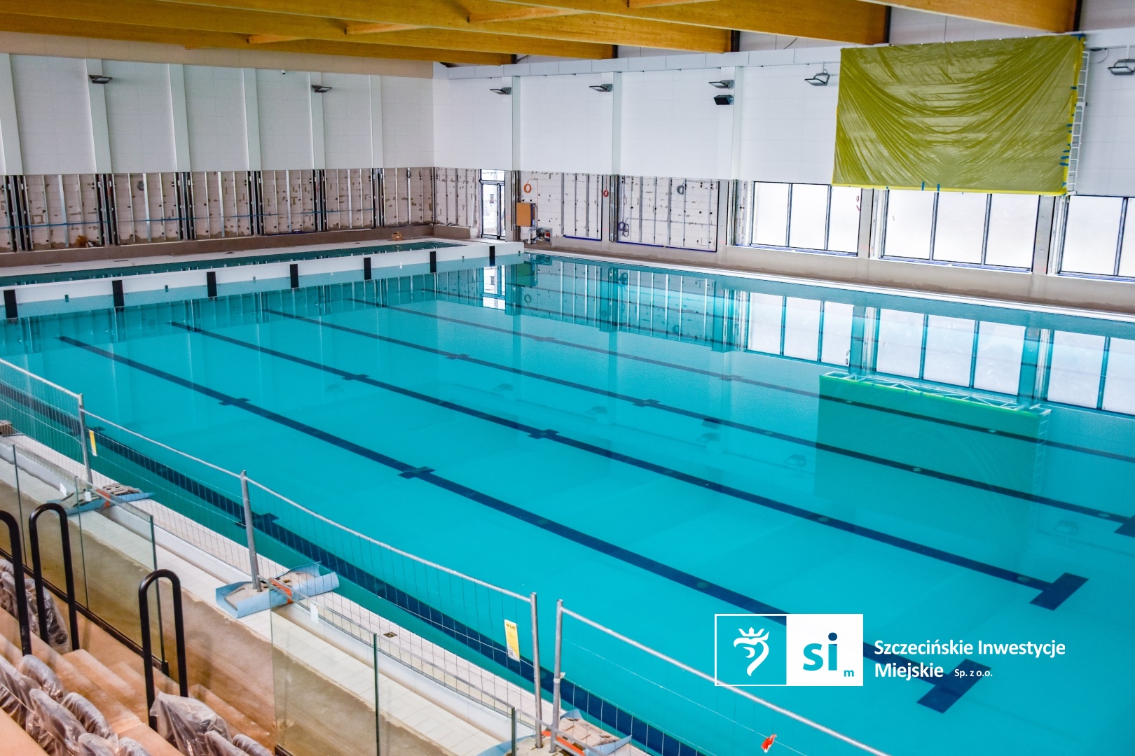 Niecka nowego, 30-metrowego basenu została po raz pierwszy napełniona wodą.