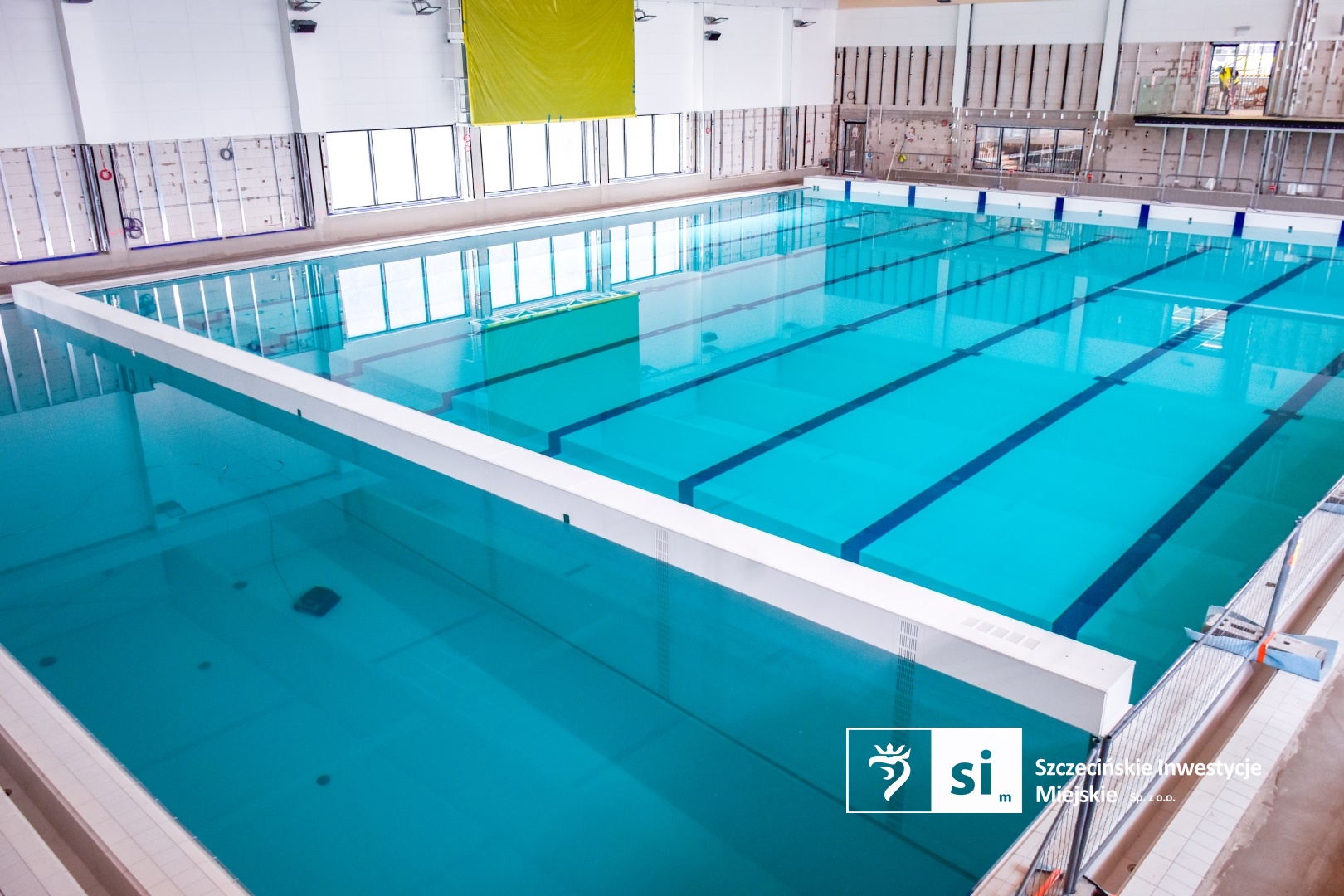 Niecka nowego, 30-metrowego basenu została po raz pierwszy napełniona wodą.