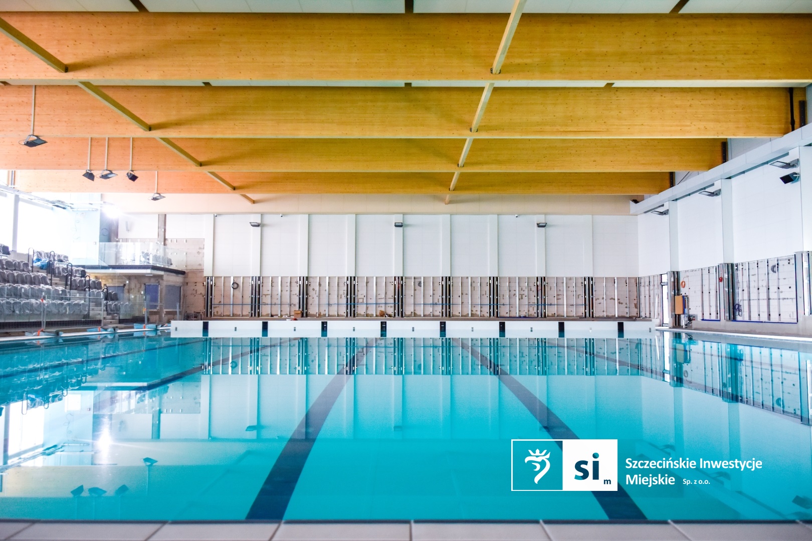 Niecka nowego, 30-metrowego basenu została po raz pierwszy napełniona wodą.