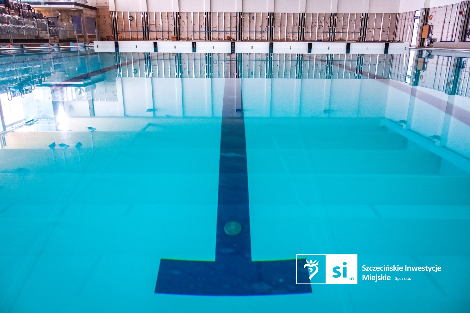 Niecka nowego, 30-metrowego basenu została po raz pierwszy napełniona wodą.