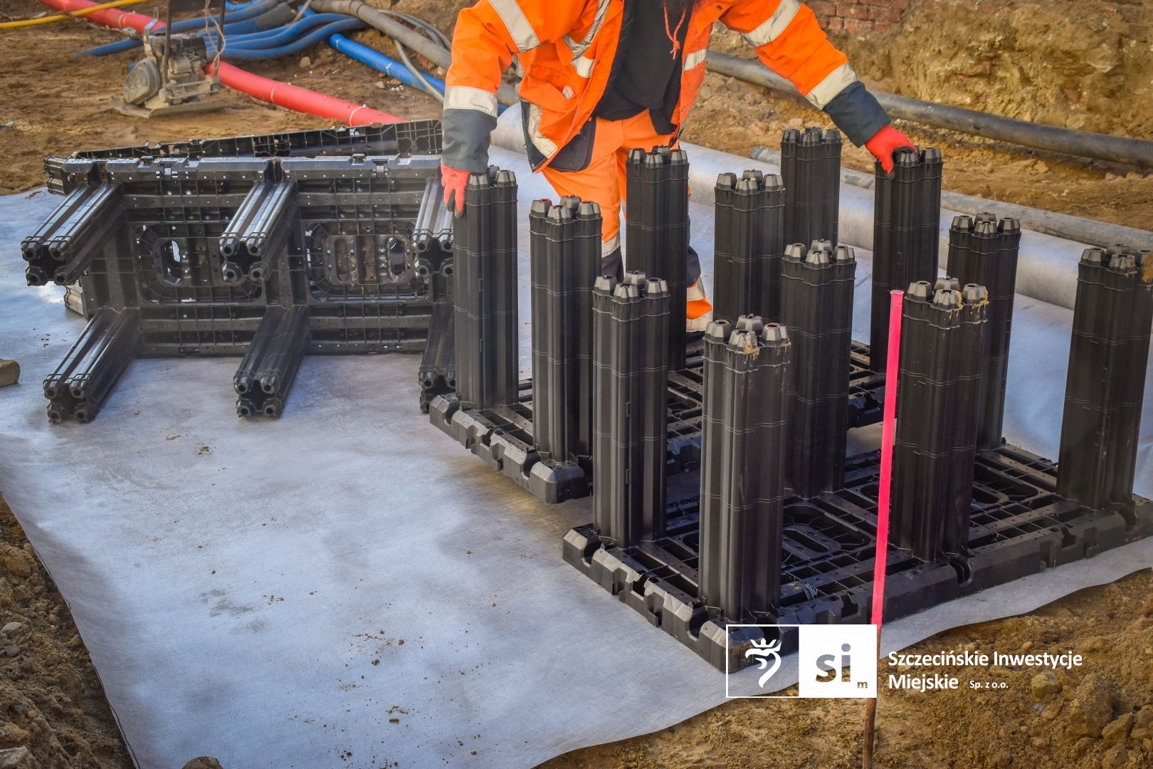 Wiosna na placu Orła Białego. Rozpoczynamy prace przy nasadzeniach zieleni