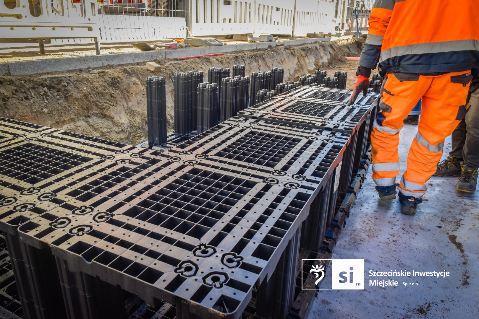 Wiosna na placu Orła Białego. Rozpoczynamy prace przy nasadzeniach zieleni