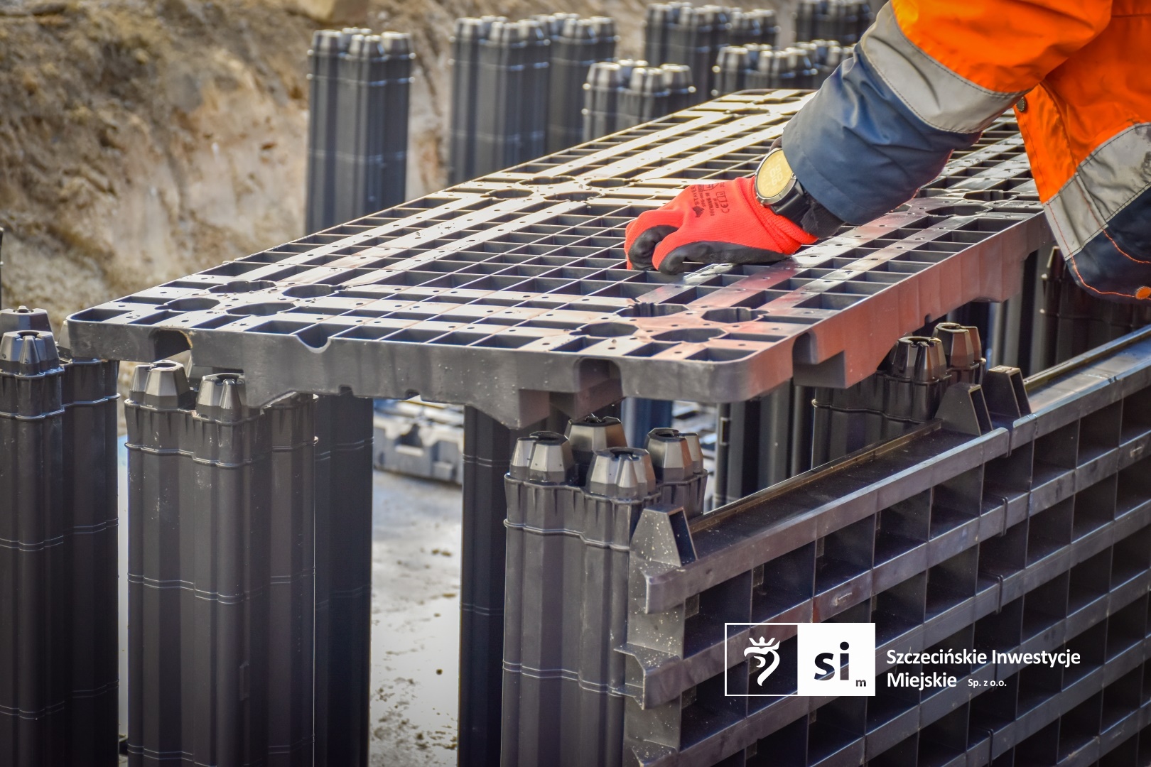 Wiosna na placu Orła Białego. Rozpoczynamy prace przy nasadzeniach zieleni