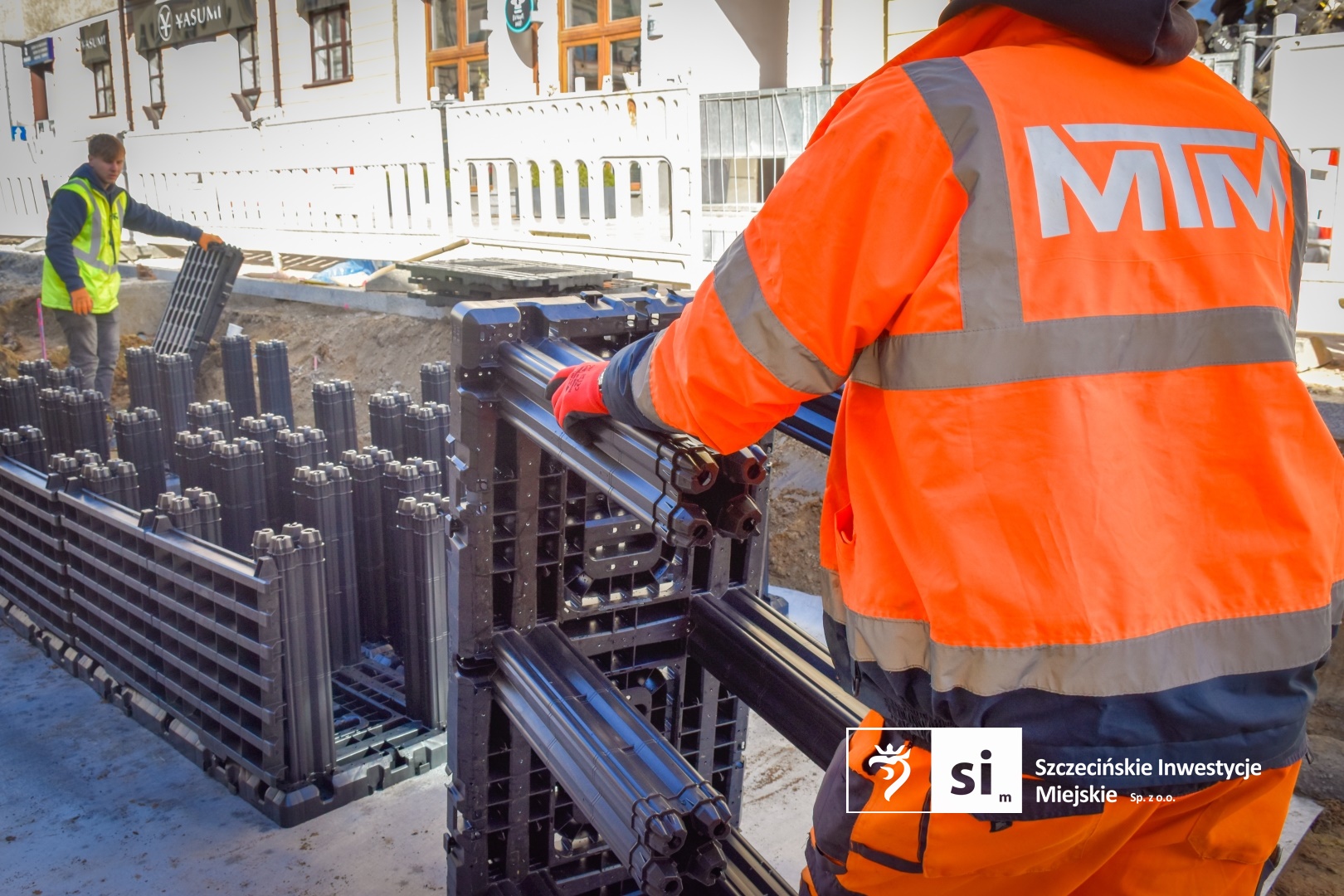 Wiosna na placu Orła Białego. Rozpoczynamy prace przy nasadzeniach zieleni