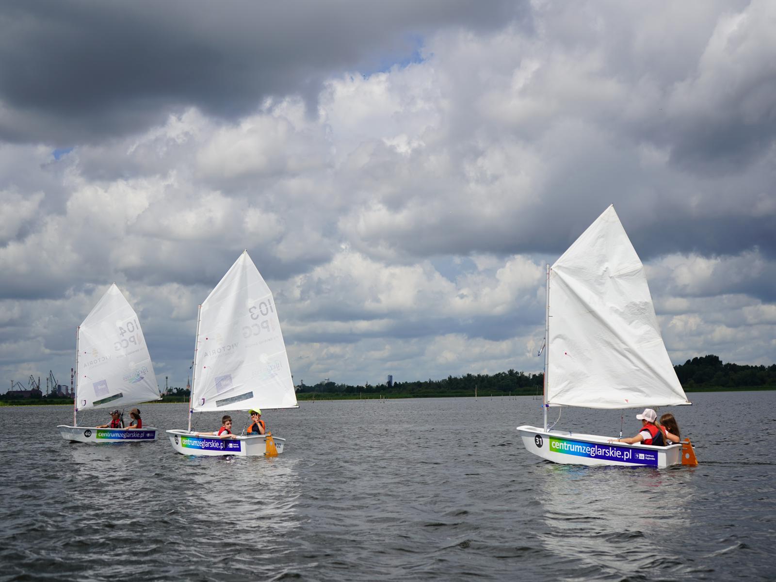 Lato pod żaglami. Letnie półkolonie w Centrum Żeglarskim Lato pod żaglami. Letnie półkolonie w Centrum Żeglarskim