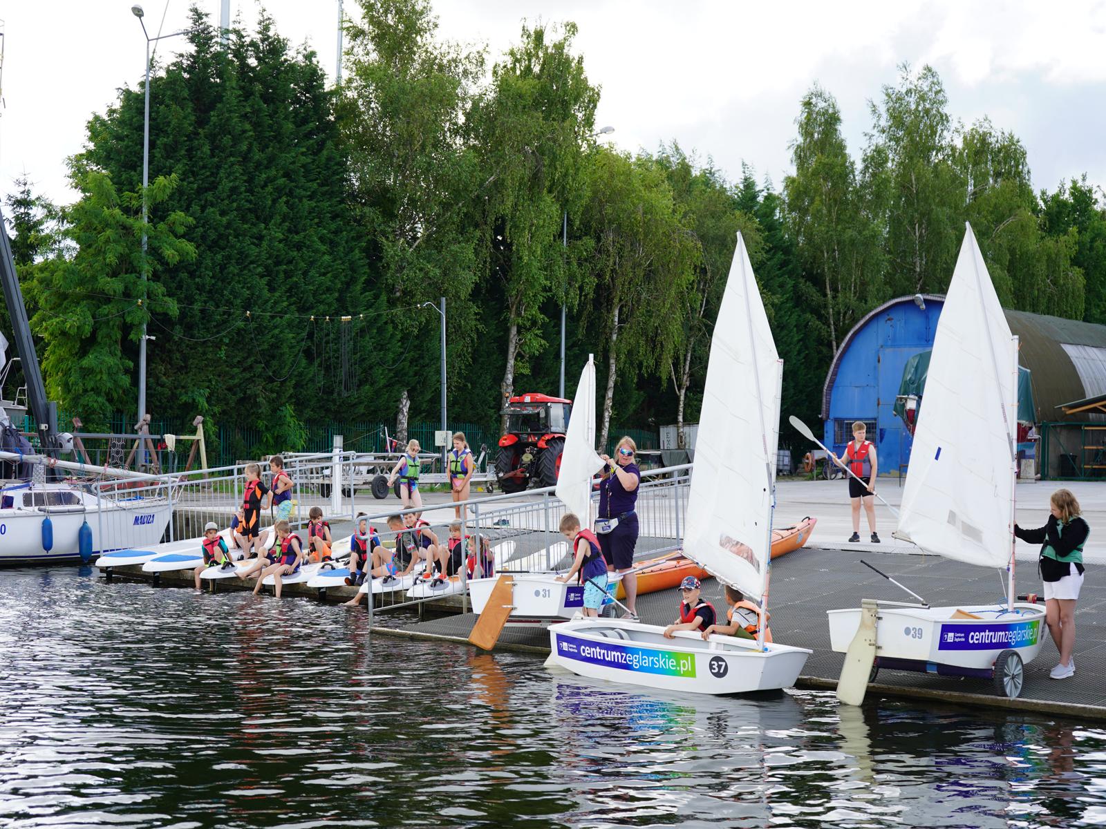 Lato pod żaglami. Letnie półkolonie w Centrum Żeglarskim Lato pod żaglami. Letnie półkolonie w Centrum Żeglarskim