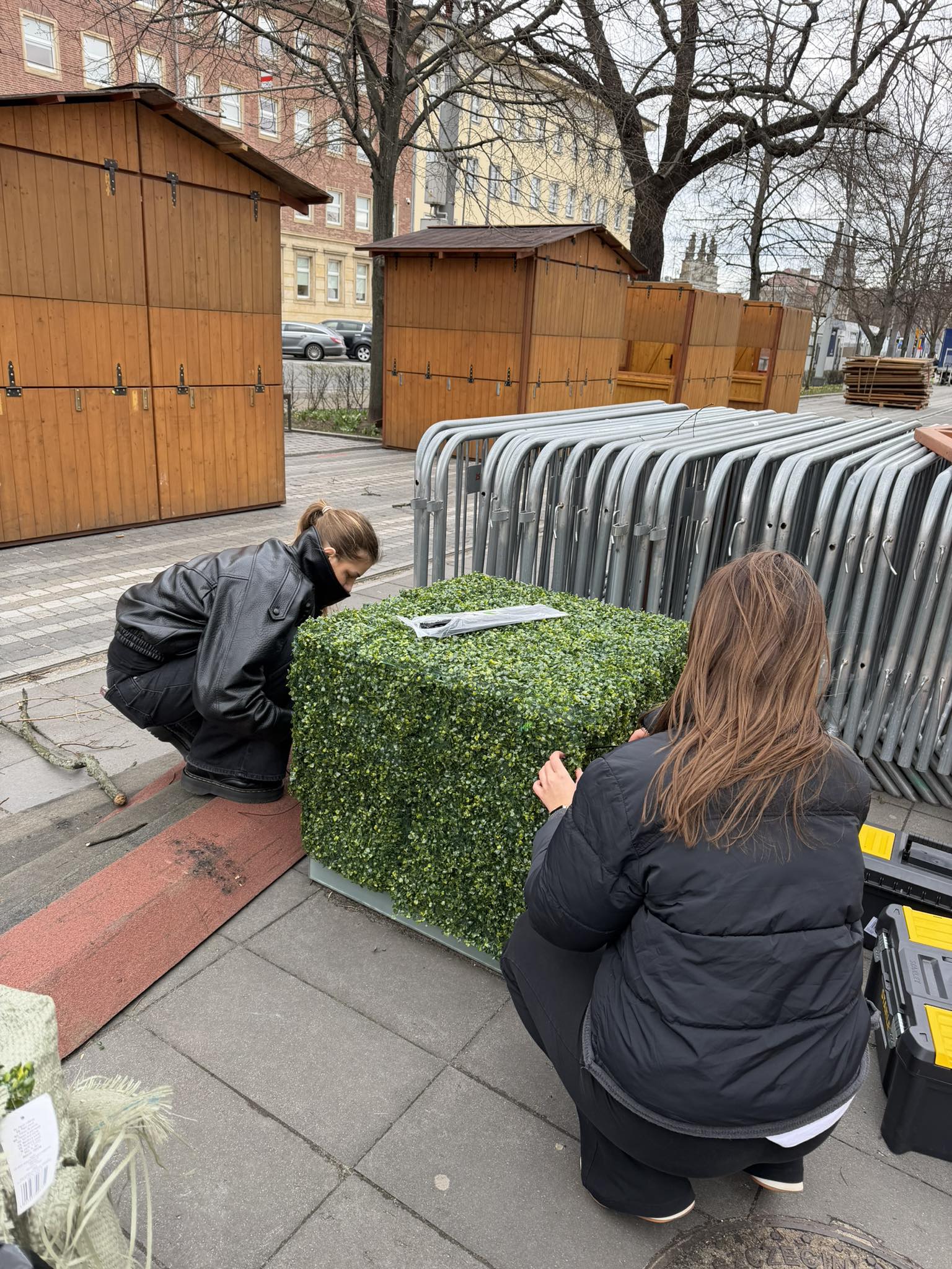 Trwają przygotowania do Jarmarku Wielkanocnego. Trwają przygotowania do Jarmarku Wielkanocnego.