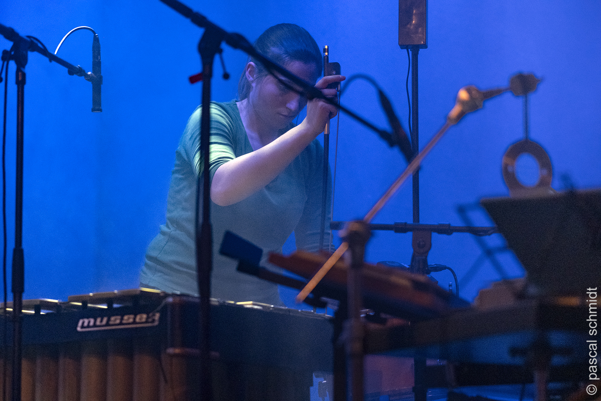 Grupa muzyków podczas koncertu, w niebieskiej poświacie. Grupa muzyków podczas koncertu, w niebieskiej poświacie.