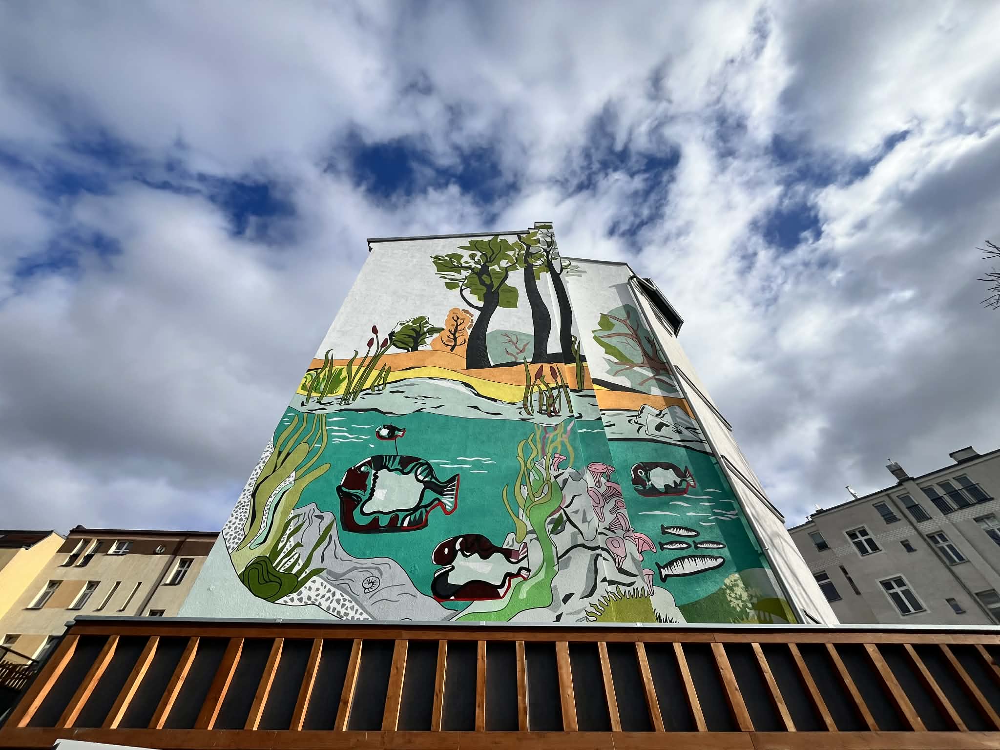 Mural na ścianie budynku mieszkalnego.