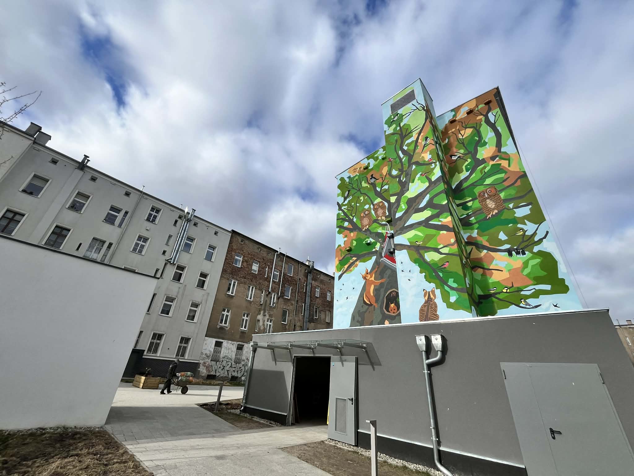 Mural na ścianie budynku mieszkalnego.