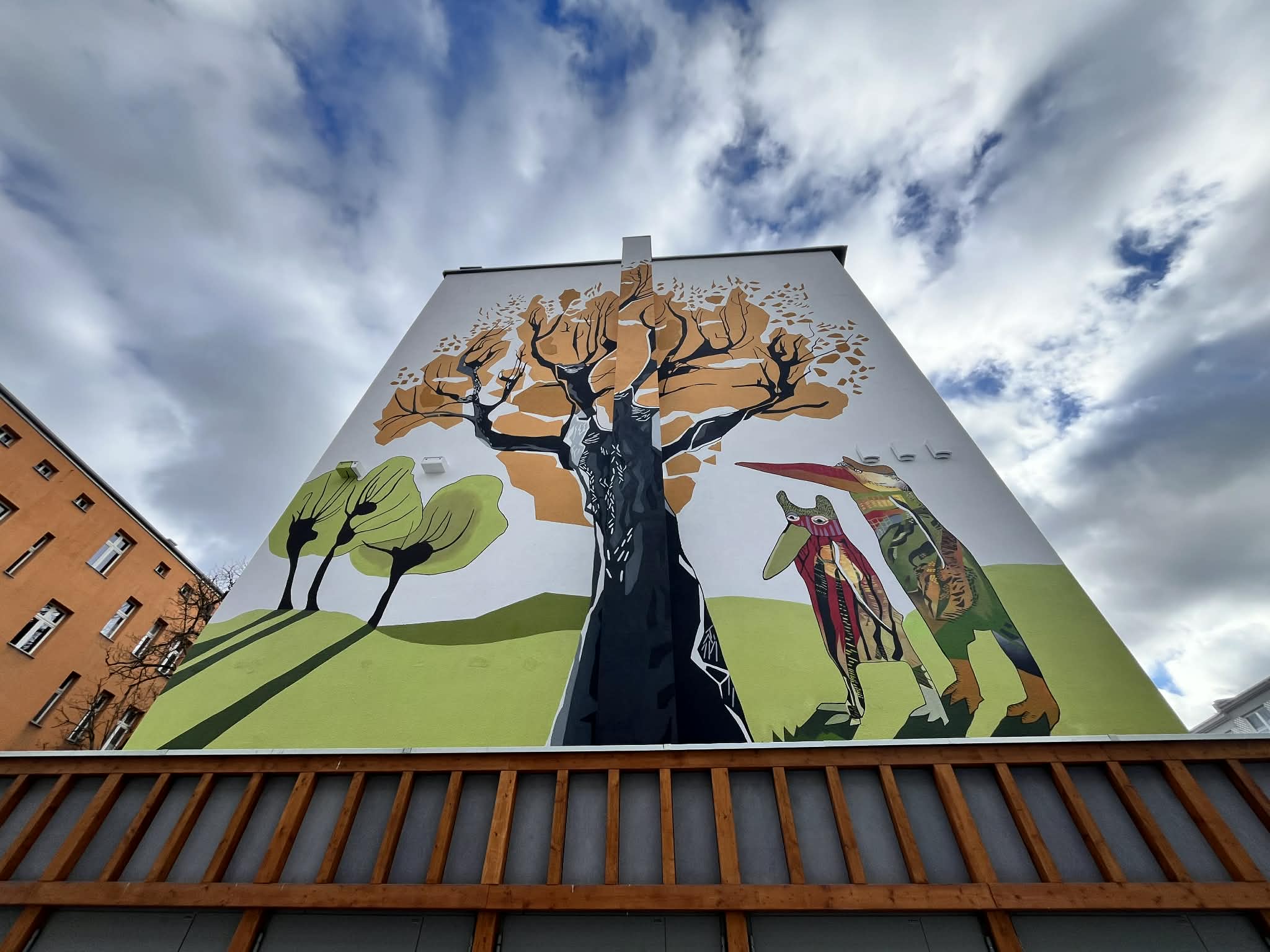 Mural na ścianie budynku mieszkalnego.