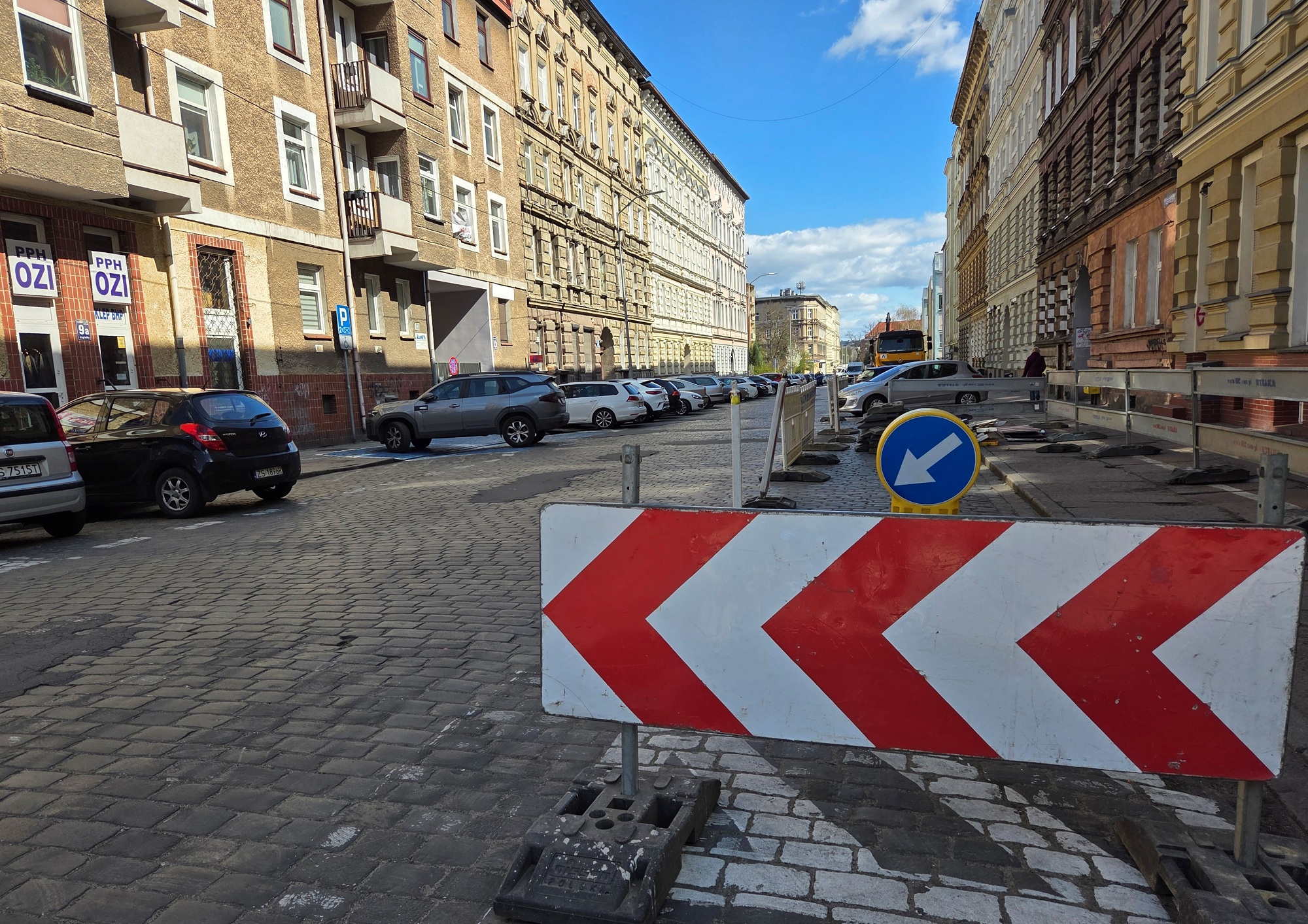 Ruch drogowy w większości lokalizacji pozostaje bez większych zakłóceń.