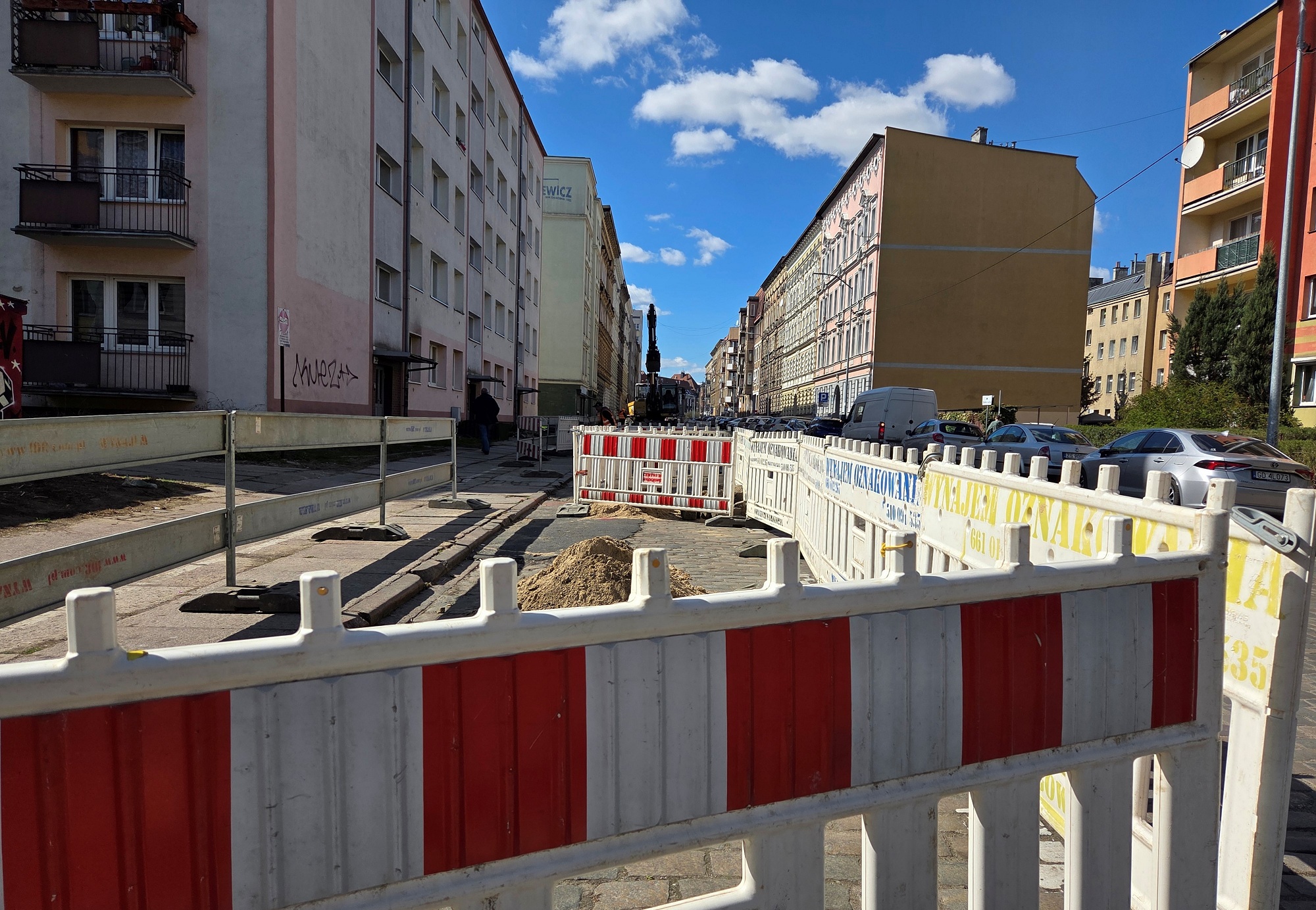 Ruch drogowy w większości lokalizacji pozostaje bez większych zakłóceń.