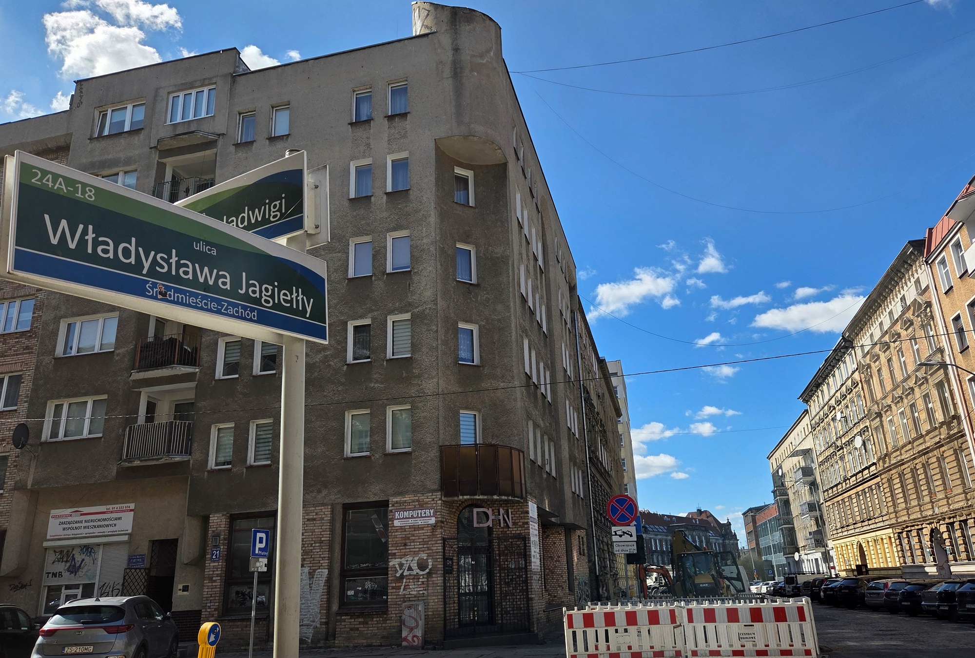 Ruch drogowy w większości lokalizacji pozostaje bez większych zakłóceń.