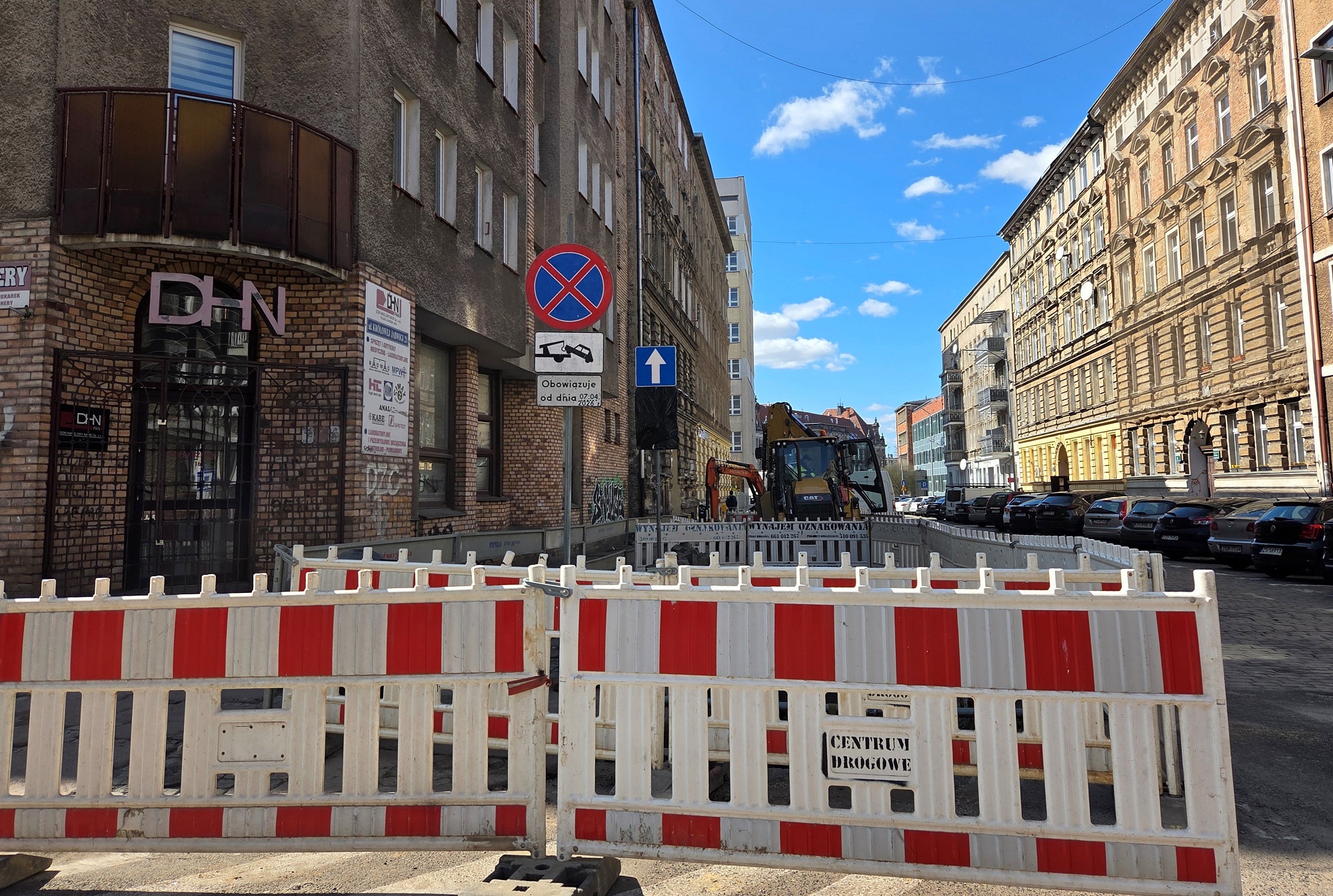 Ruch drogowy w większości lokalizacji pozostaje bez większych zakłóceń.