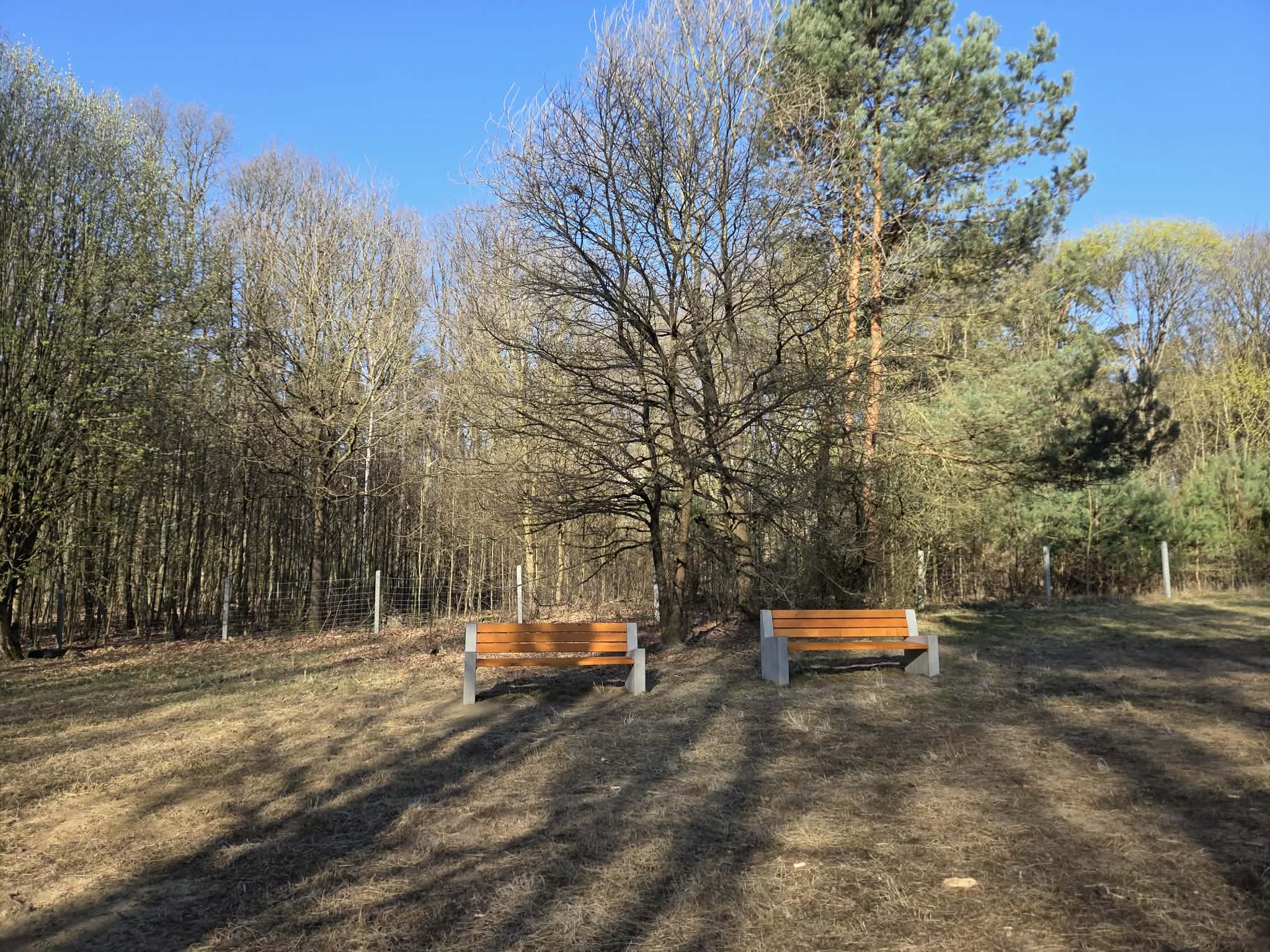 Dwa leśne wybiegi dla psów zostały wyposażone w nowe urządzenia oraz kilka udogodnień dla ich właścicieli.