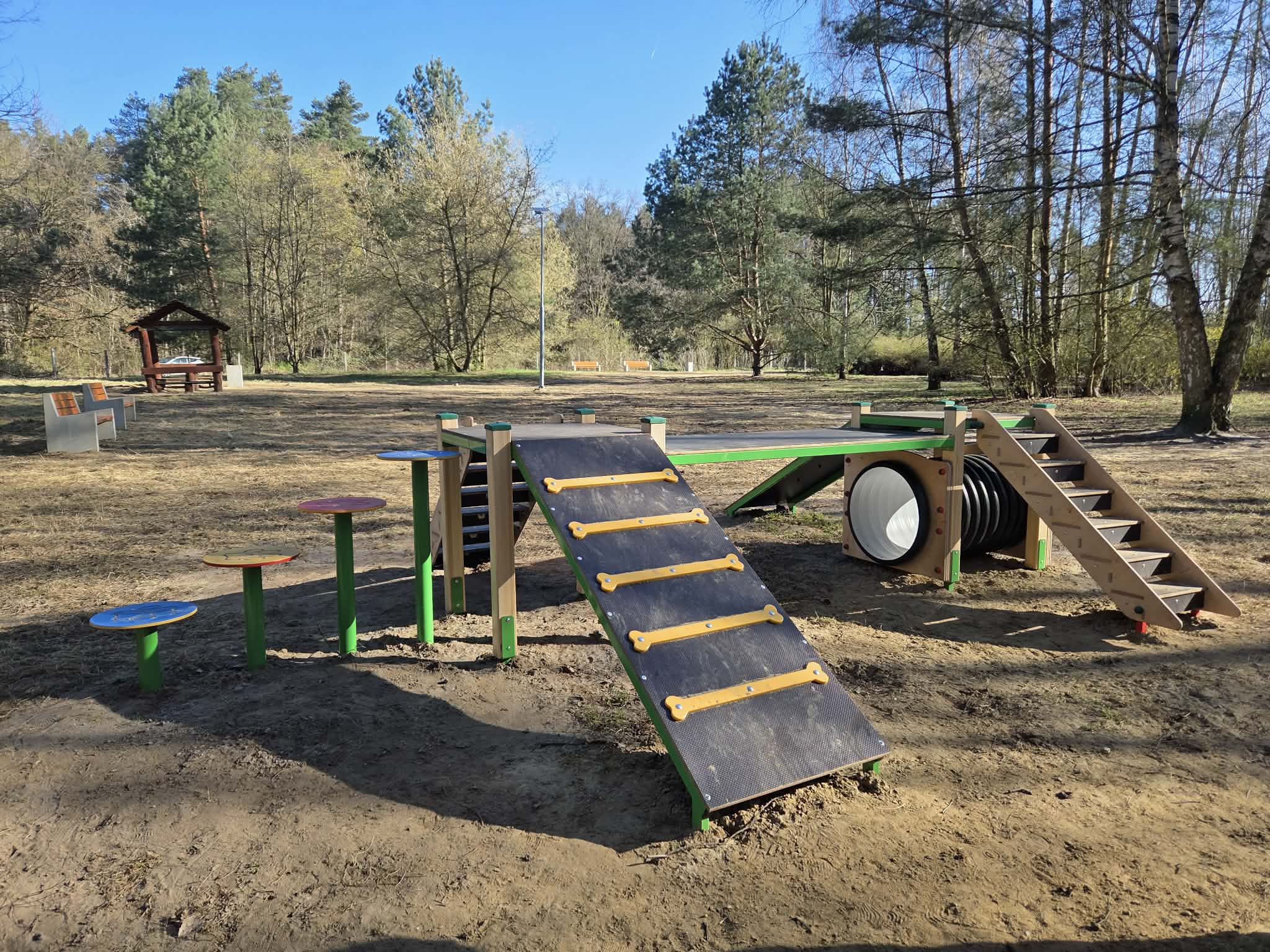 Dwa leśne wybiegi dla psów zostały wyposażone w nowe urządzenia .