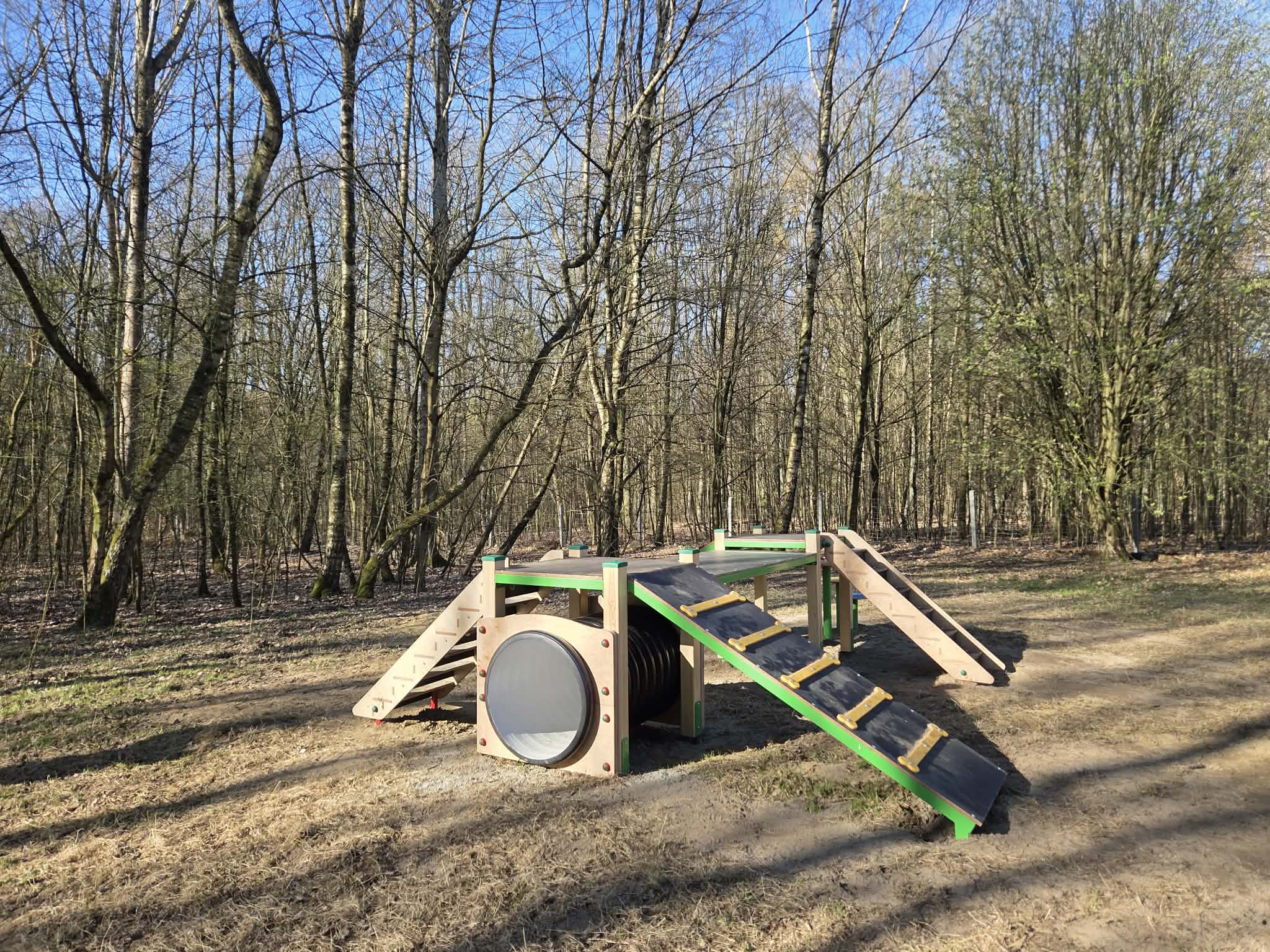 Dwa leśne wybiegi dla psów zostały wyposażone w nowe urządzenia .
