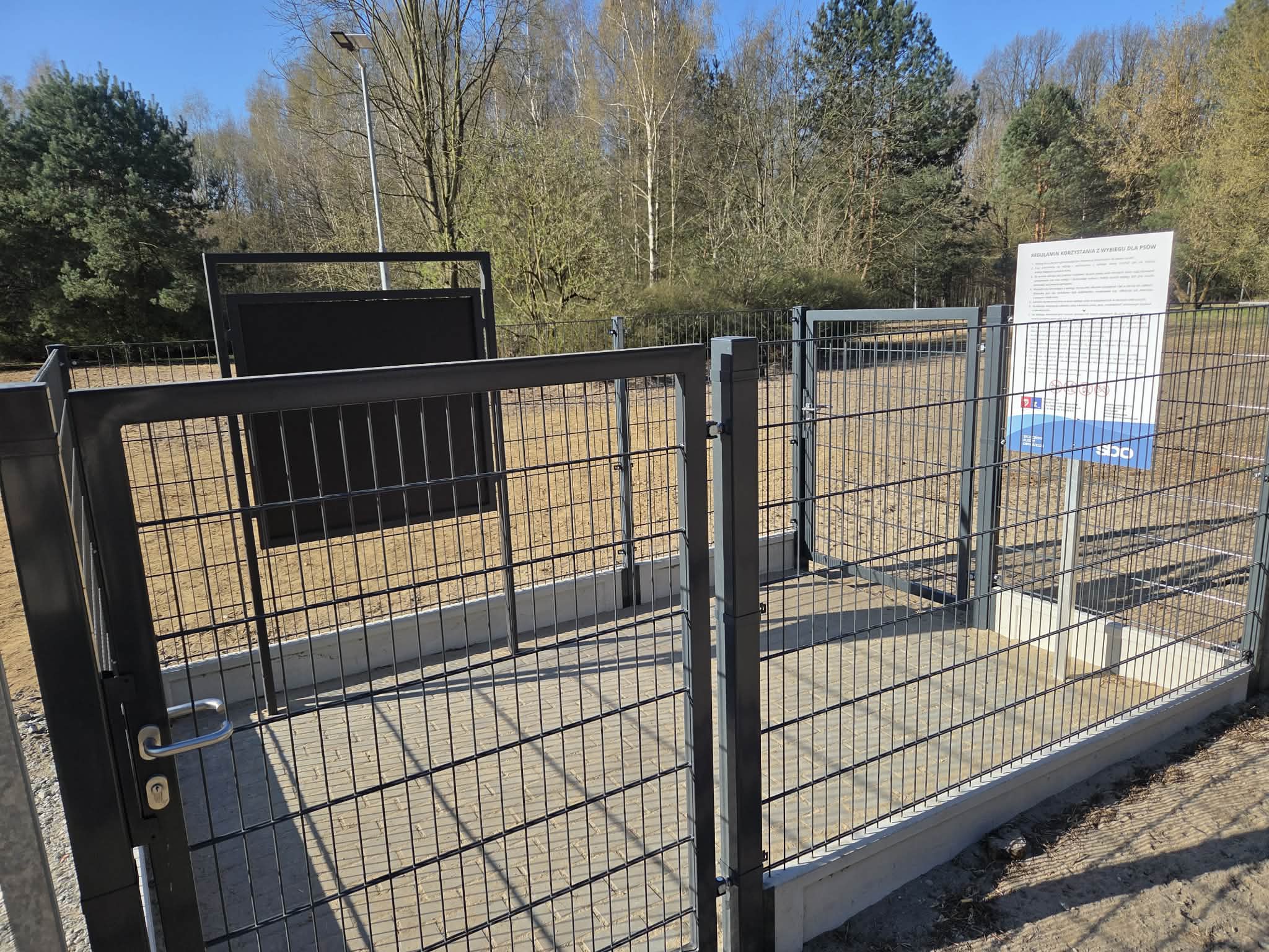 Dwa leśne wybiegi dla psów zostały wyposażone w nowe urządzenia .