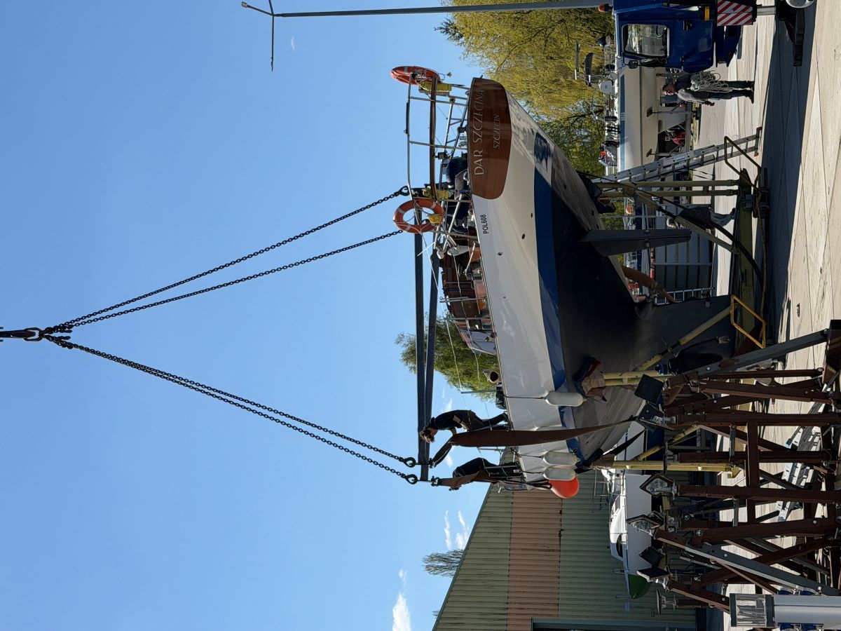 Największe jachty Centrum Żeglarskiego wróciły na wodę i bezpiecznie zacumowały przy kei.