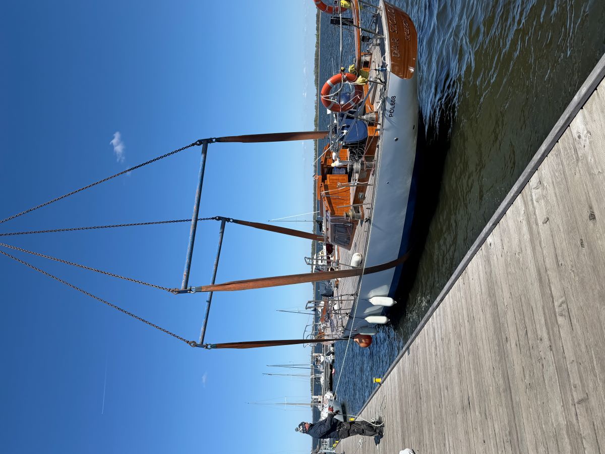 Największe jachty Centrum Żeglarskiego wróciły na wodę i bezpiecznie zacumowały przy kei.