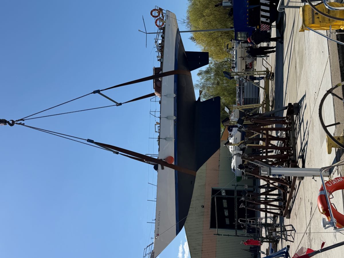 Największe jachty Centrum Żeglarskiego wróciły na wodę i bezpiecznie zacumowały przy kei.