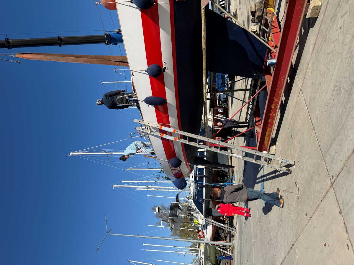 Największe jachty Centrum Żeglarskiego wróciły na wodę i bezpiecznie zacumowały przy kei.