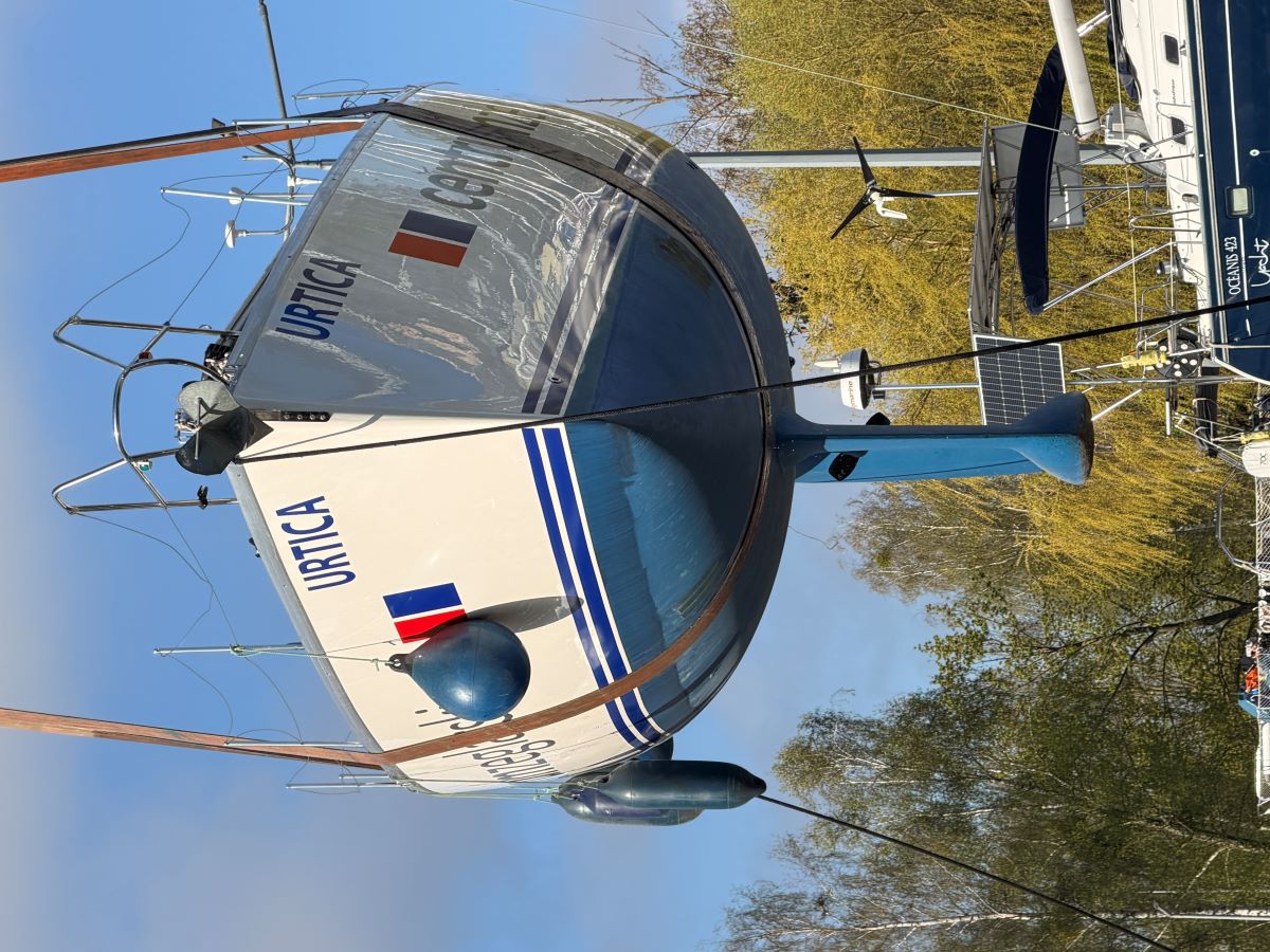 Największe jachty Centrum Żeglarskiego wróciły na wodę i bezpiecznie zacumowały przy kei.