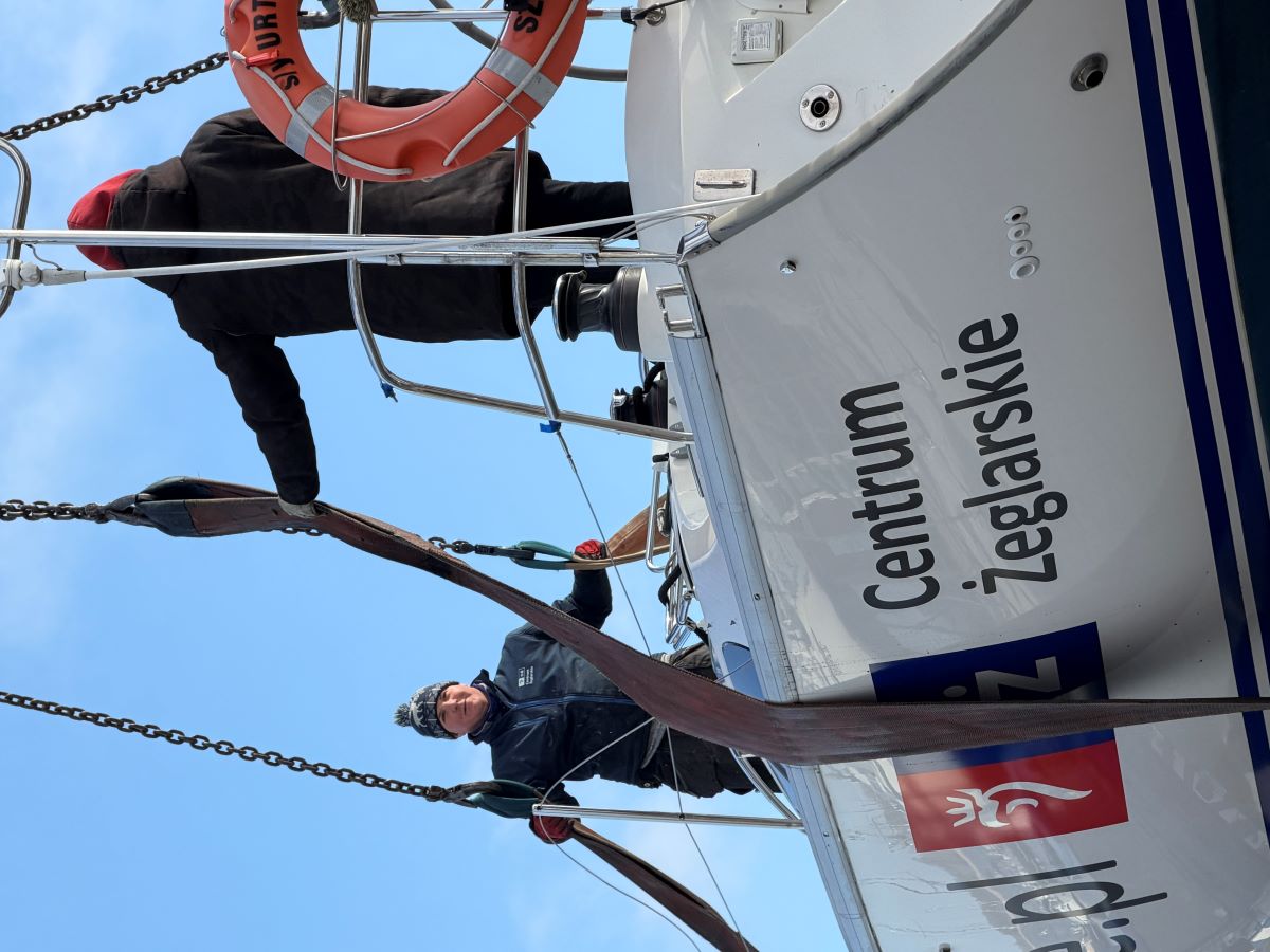 Największe jachty Centrum Żeglarskiego wróciły na wodę i bezpiecznie zacumowały przy kei.